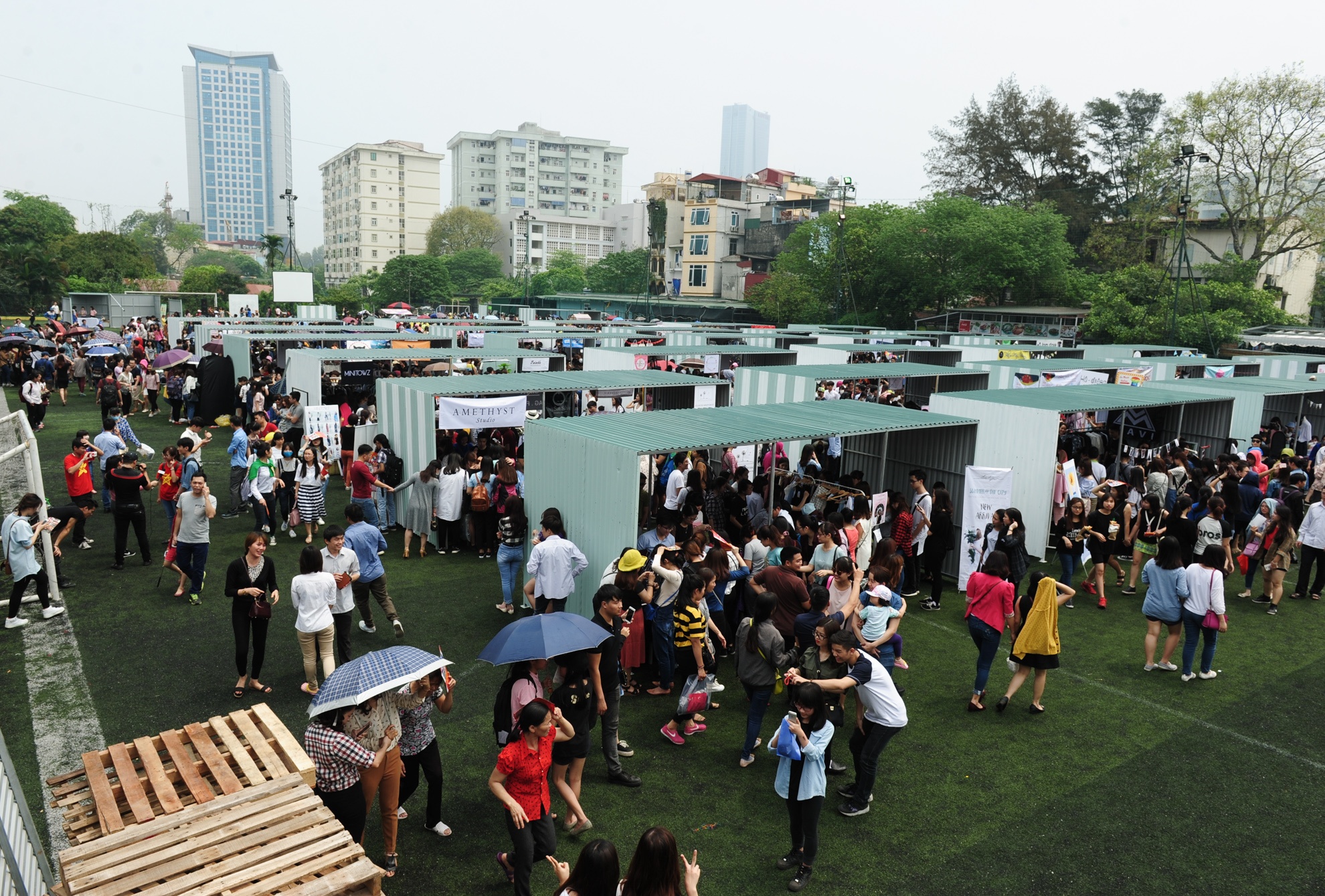 Hoi cho container dong cua anh 1