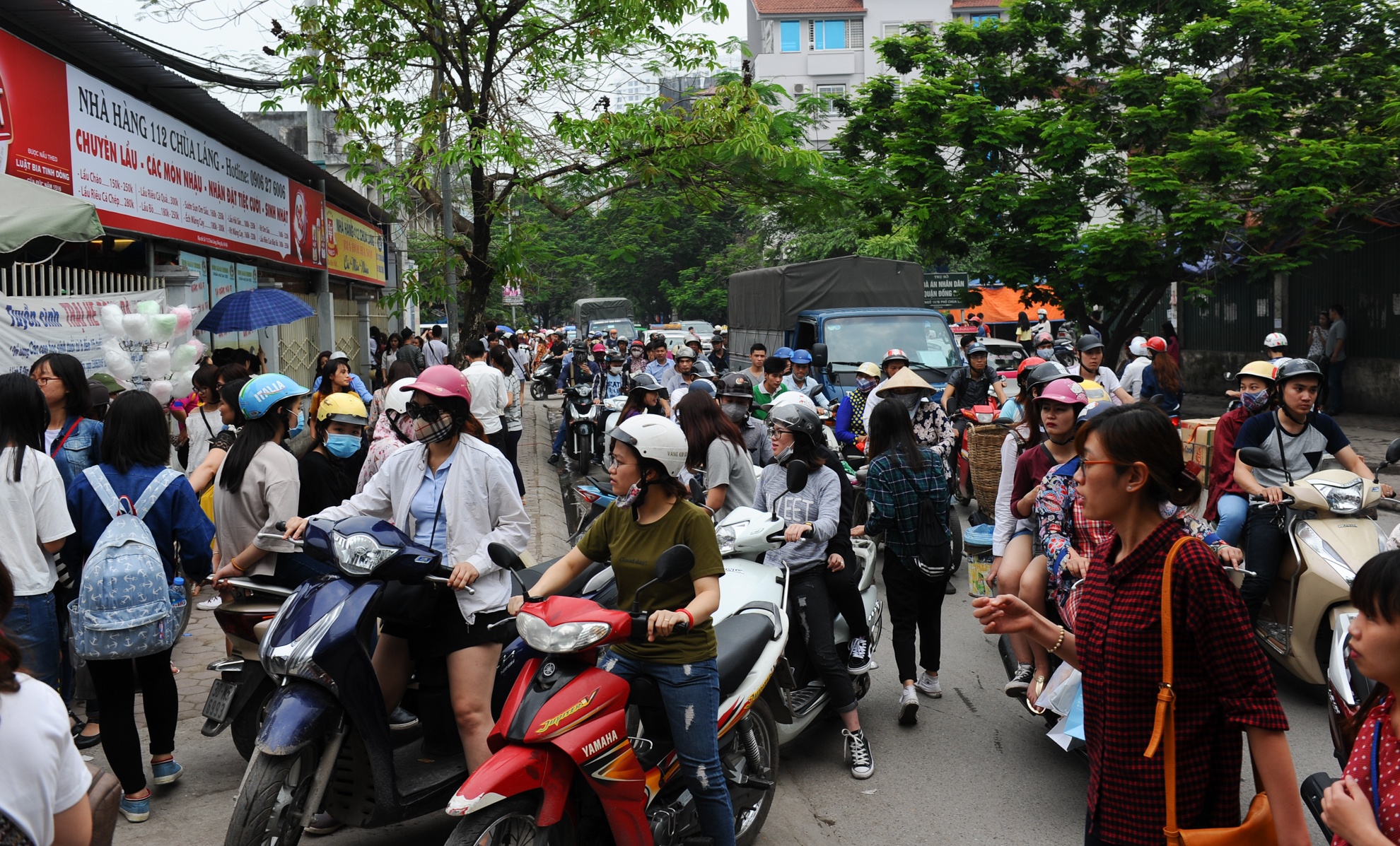 Hoi cho container dong cua anh 2