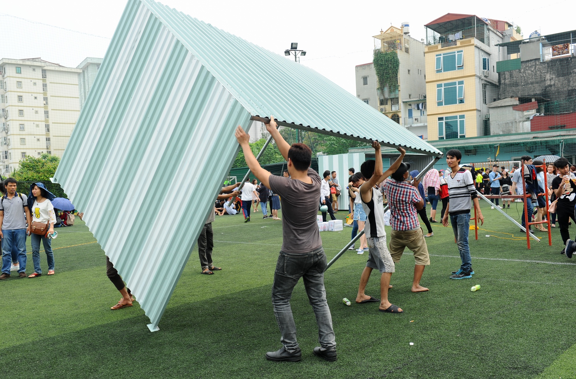 Hoi cho container dong cua anh 6