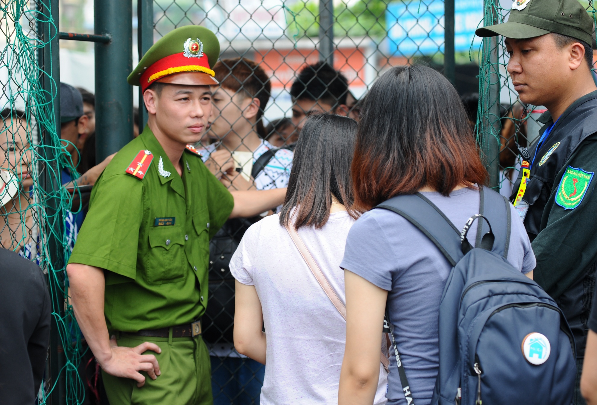 Hoi cho container dong cua anh 7