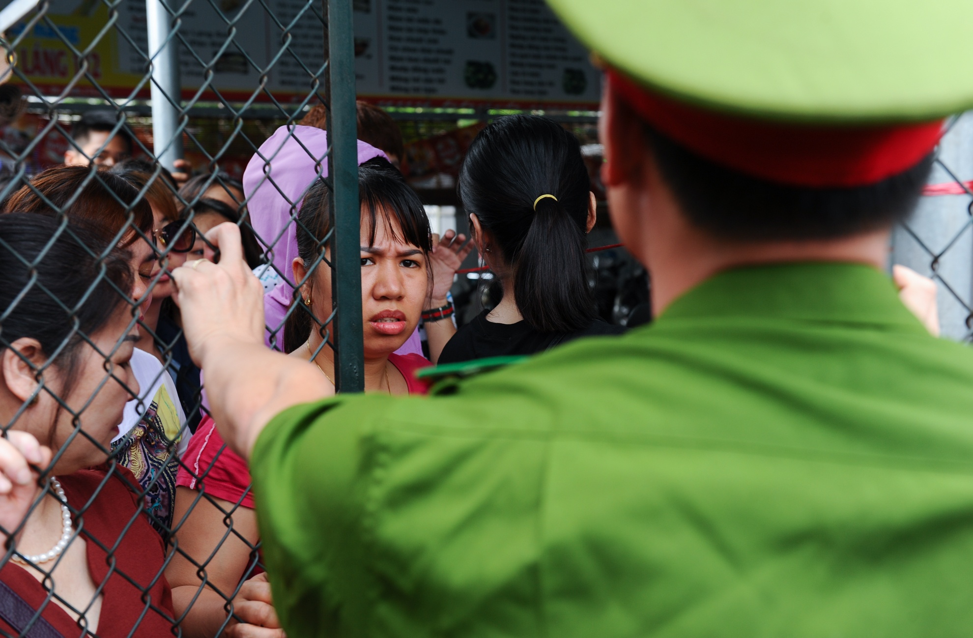 Hoi cho container dong cua anh 8