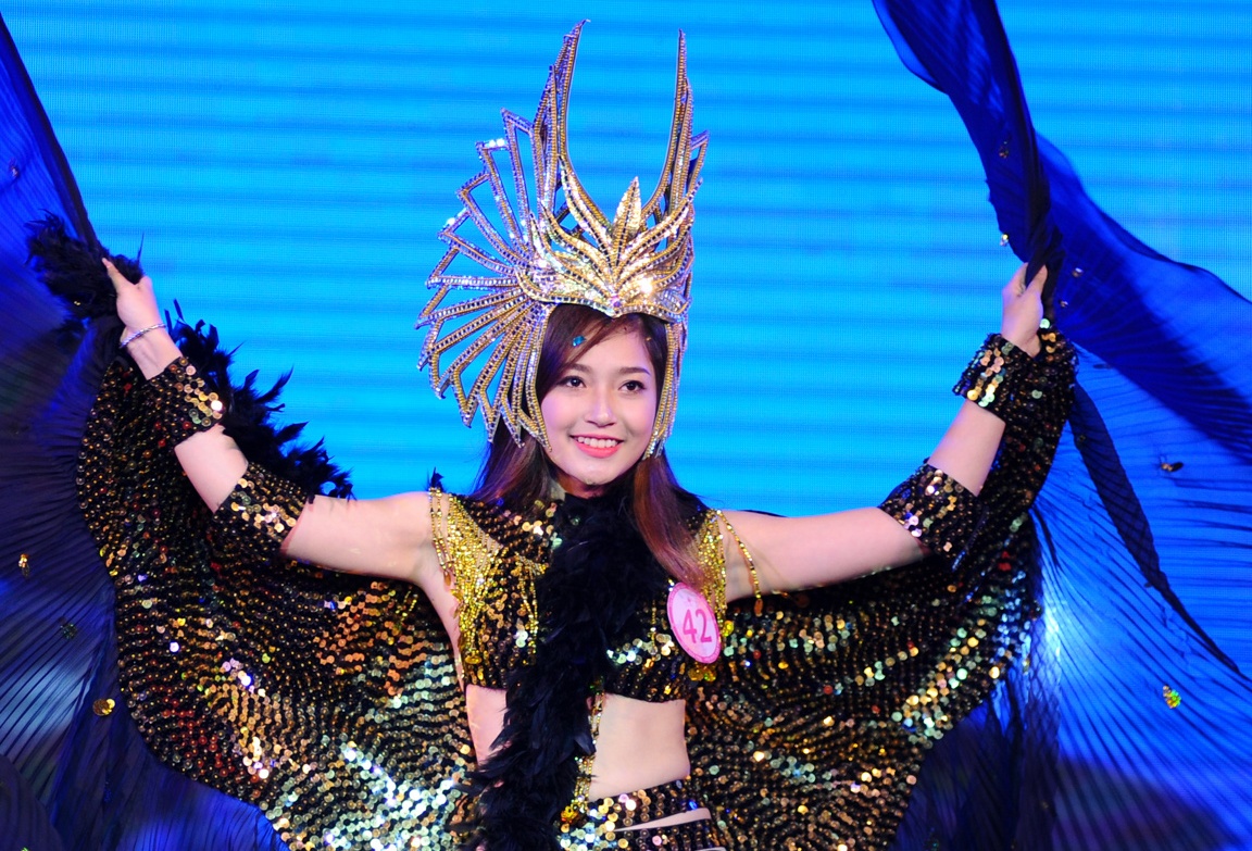 Nu sinh Ngoai giao khoe dang trong trang phuc 12 quoc gia hinh anh