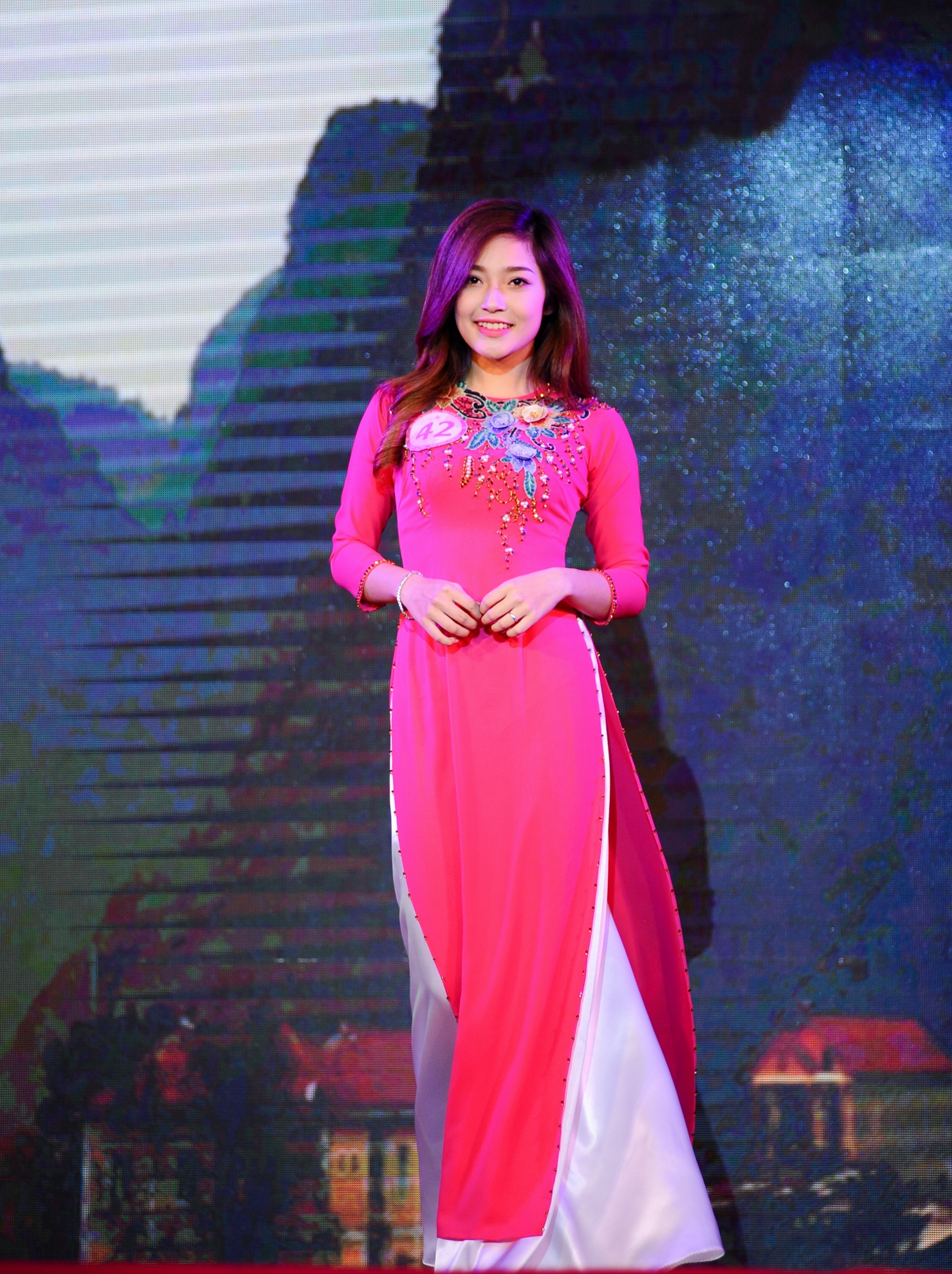 hoa khôi ngoại giao ảnh 3 hoa khoi ngoai giao anh 3