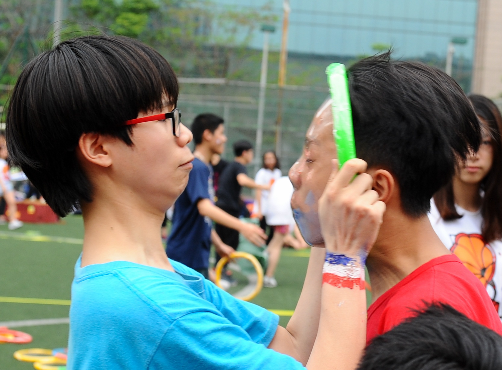 Tro dam mat thung boc nilon vui nhon cua hoc sinh Ams hinh anh