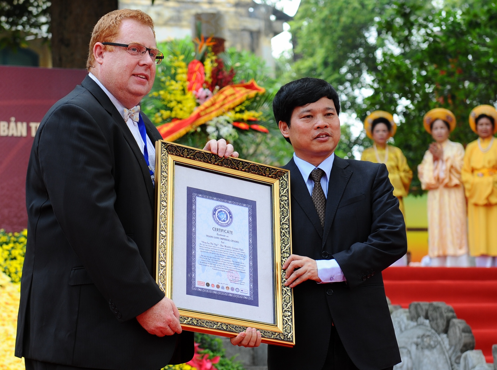 Trao chung nhan ky luc the gioi cho su thi 'Hoa Lu thi tap' hinh anh