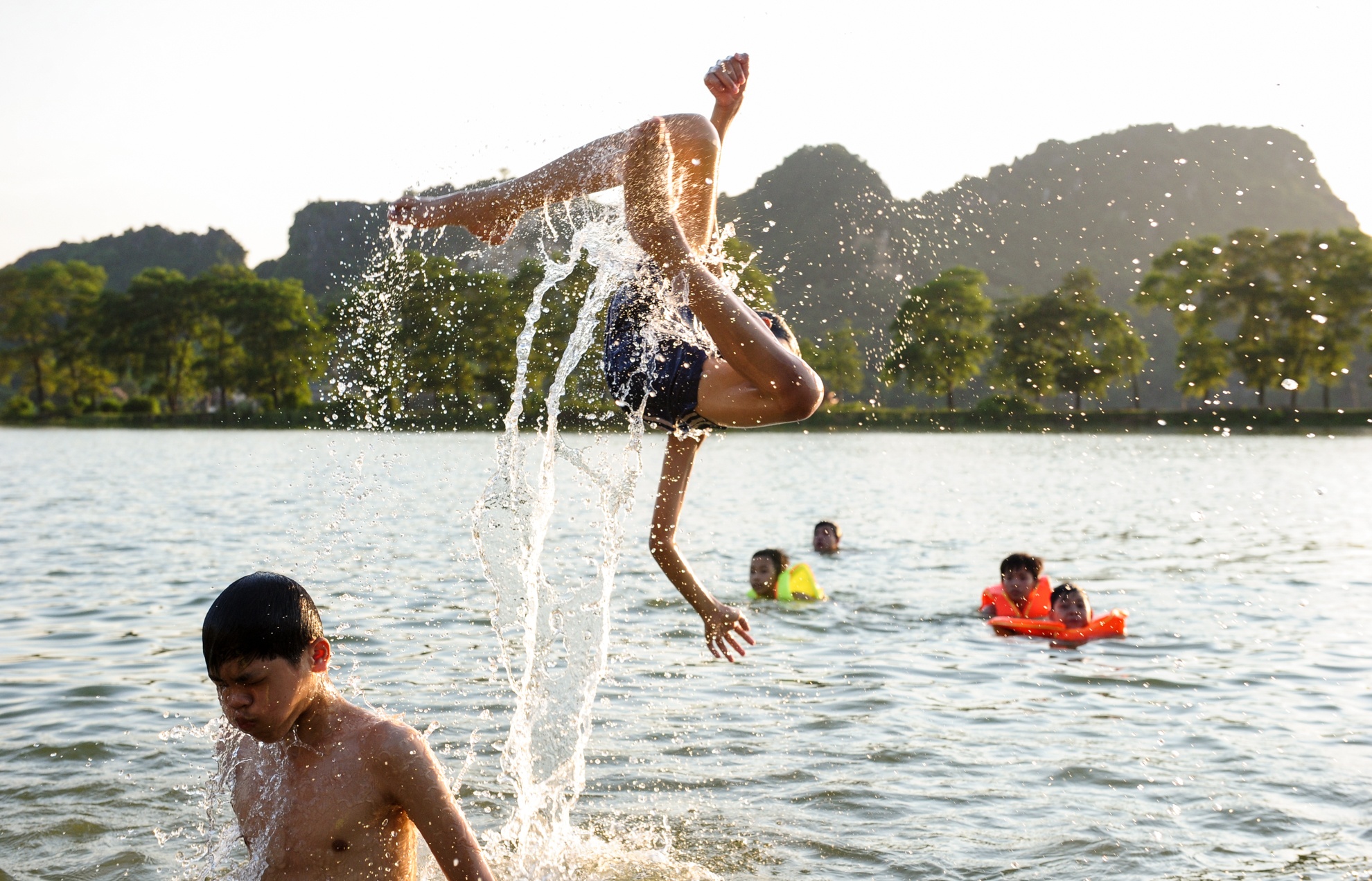 tắm ao làng ngày nắng nóng ảnh 12 tam ao lang ngay nang nong anh 12