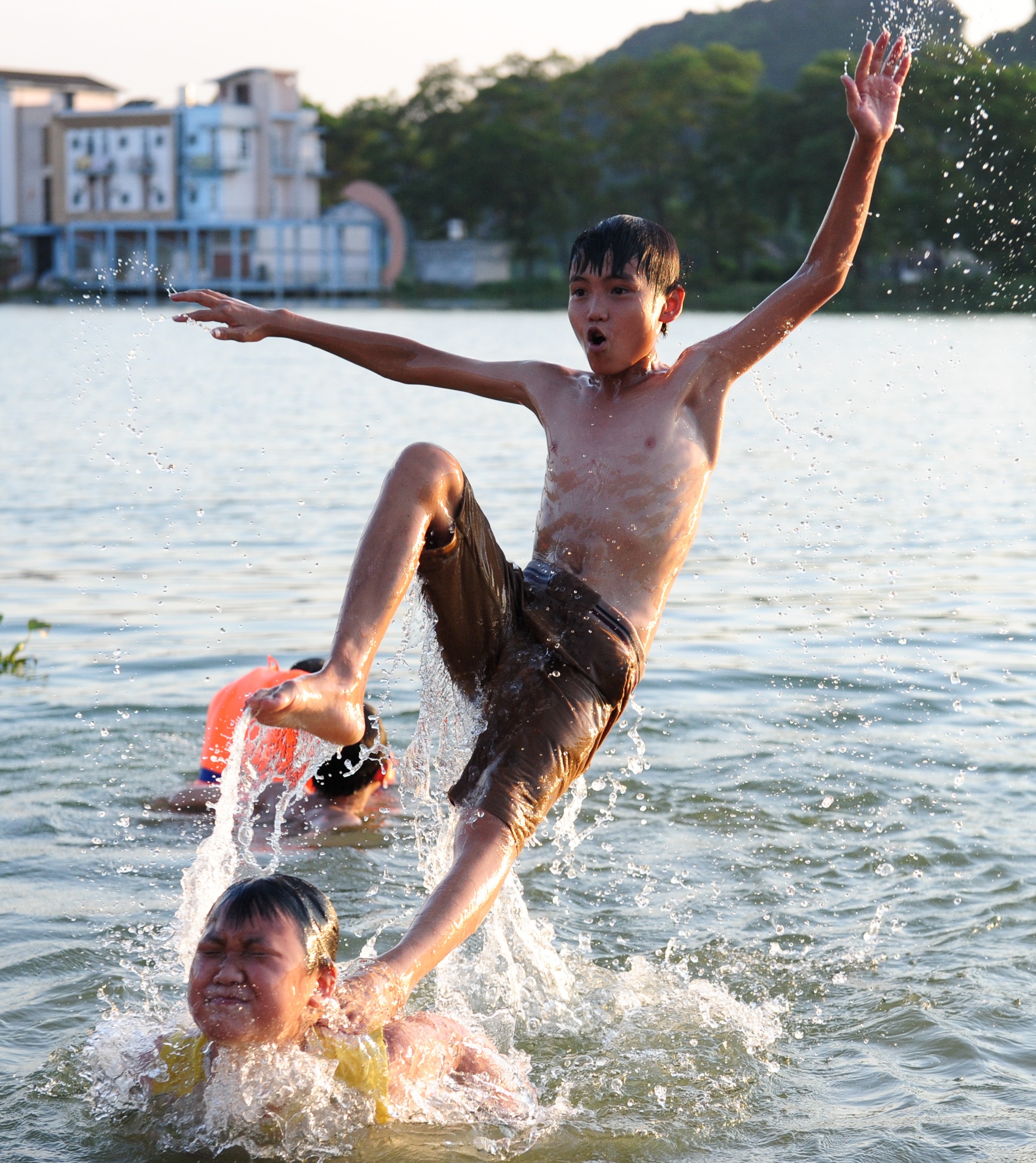 tắm ao làng ngày nắng nóng ảnh 11 tam ao lang ngay nang nong anh 11