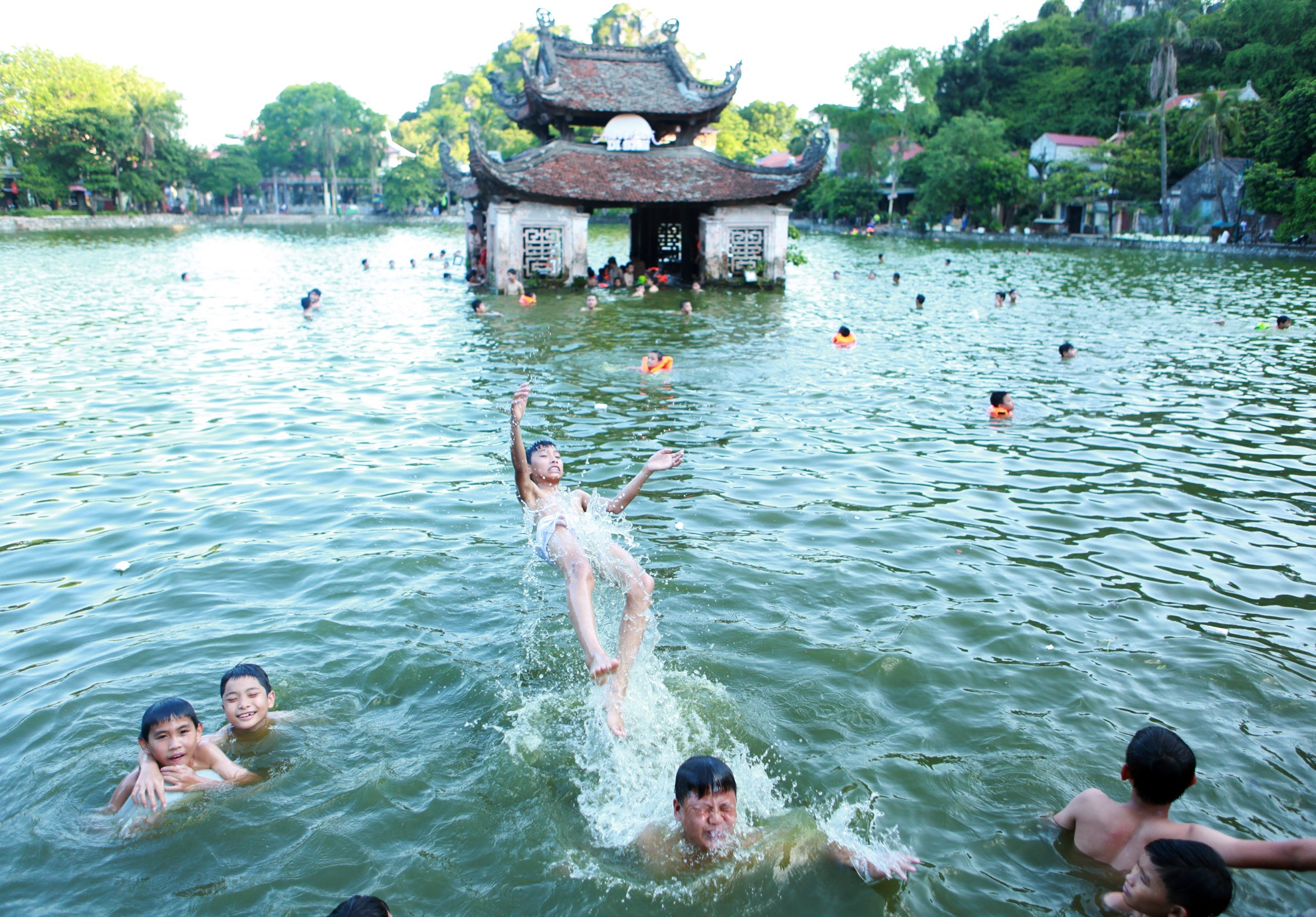 tắm ao làng ngày nắng nóng ảnh 1 tam ao lang ngay nang nong anh 1