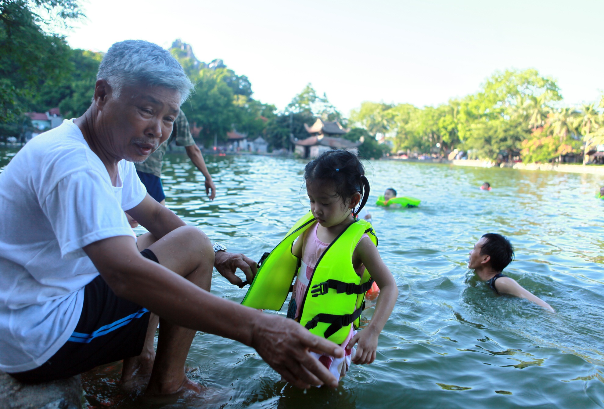 tắm ao làng ngày nắng nóng ảnh 2 tam ao lang ngay nang nong anh 2