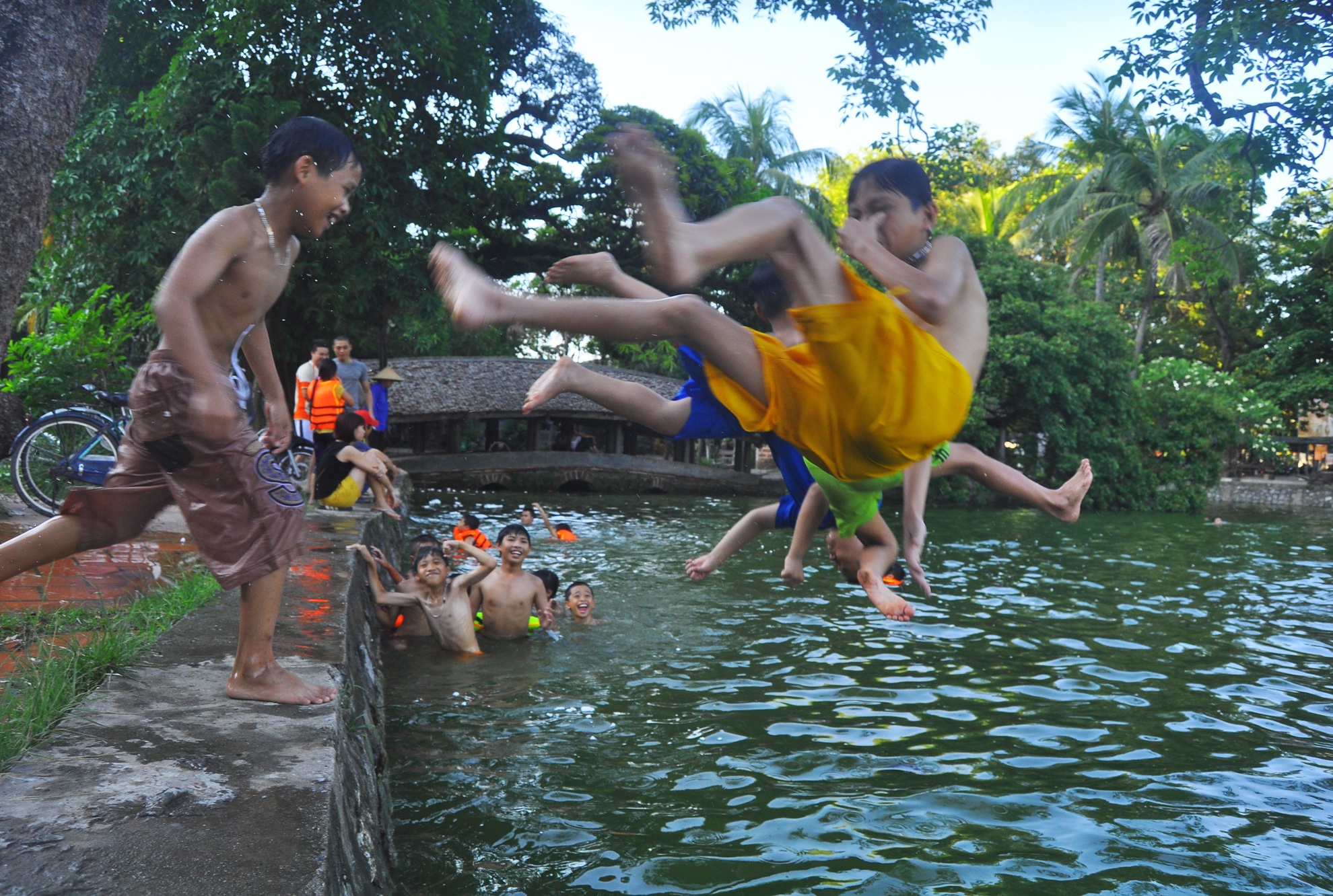 tắm ao làng ngày nắng nóng ảnh 3 tam ao lang ngay nang nong anh 3