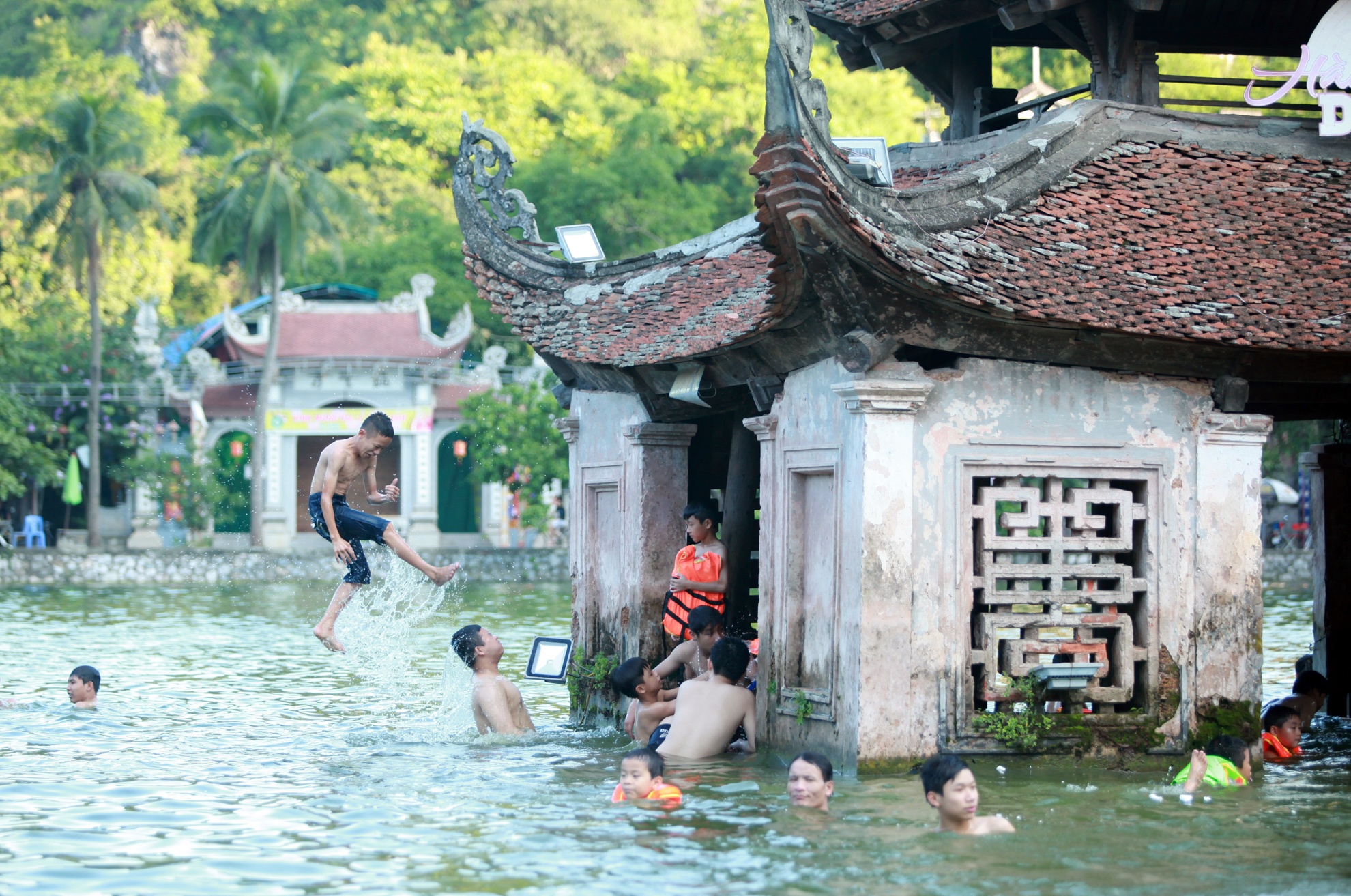 tắm ao làng ngày nắng nóng ảnh 5 tam ao lang ngay nang nong anh 5