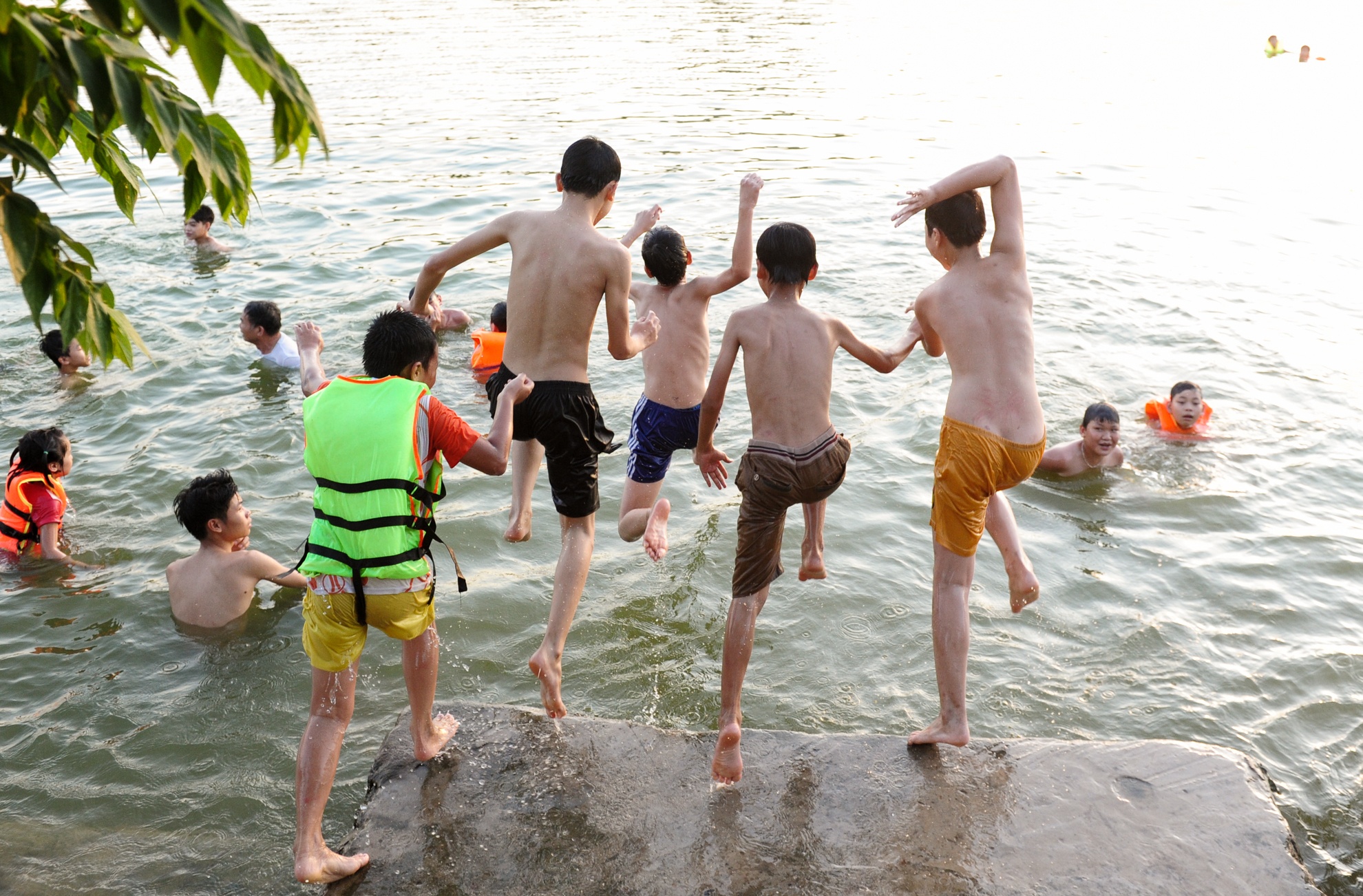 tắm ao làng ngày nắng nóng ảnh 6 tam ao lang ngay nang nong anh 6