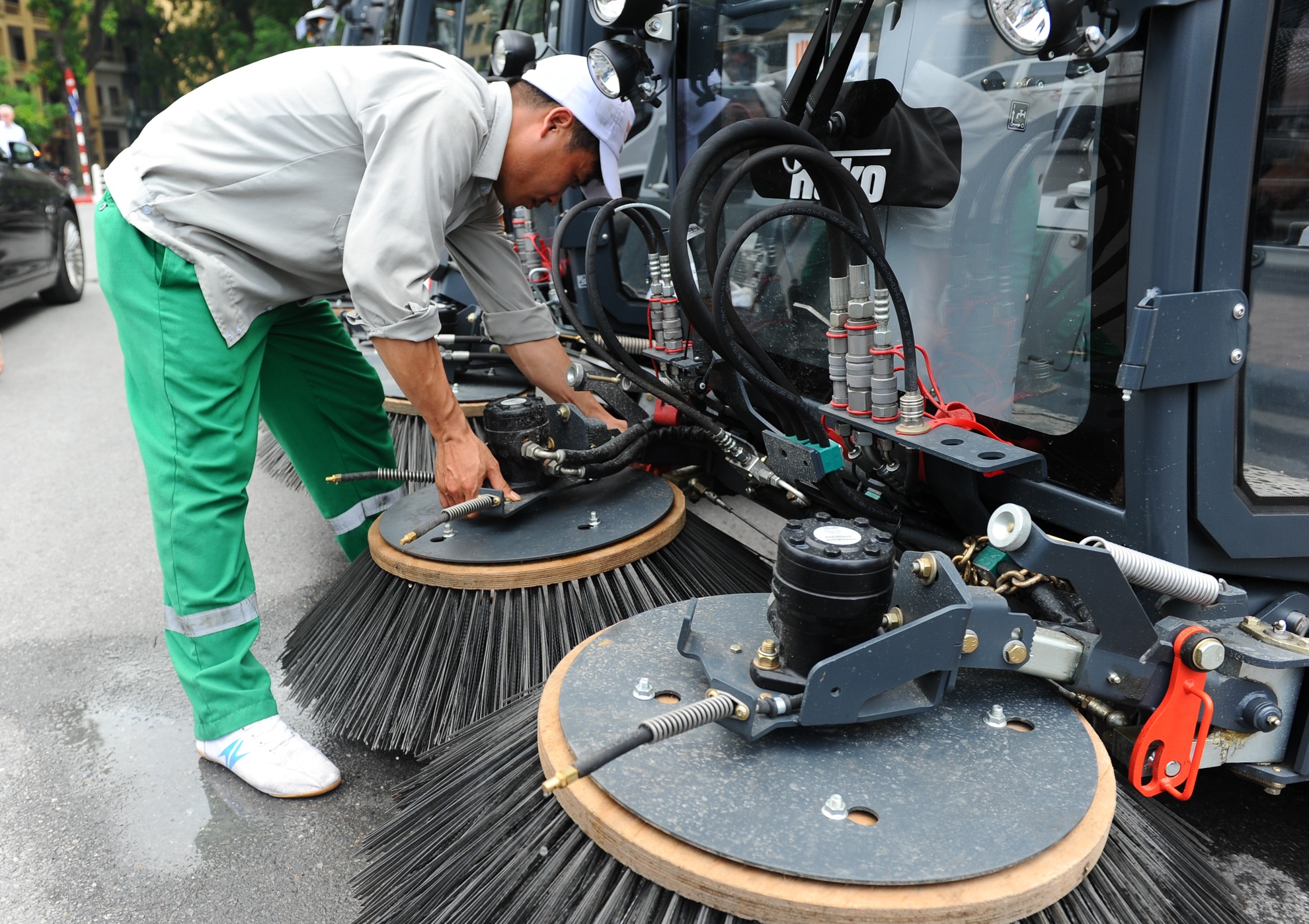 Xe quet duong hien dai hoat dong tren pho hinh anh