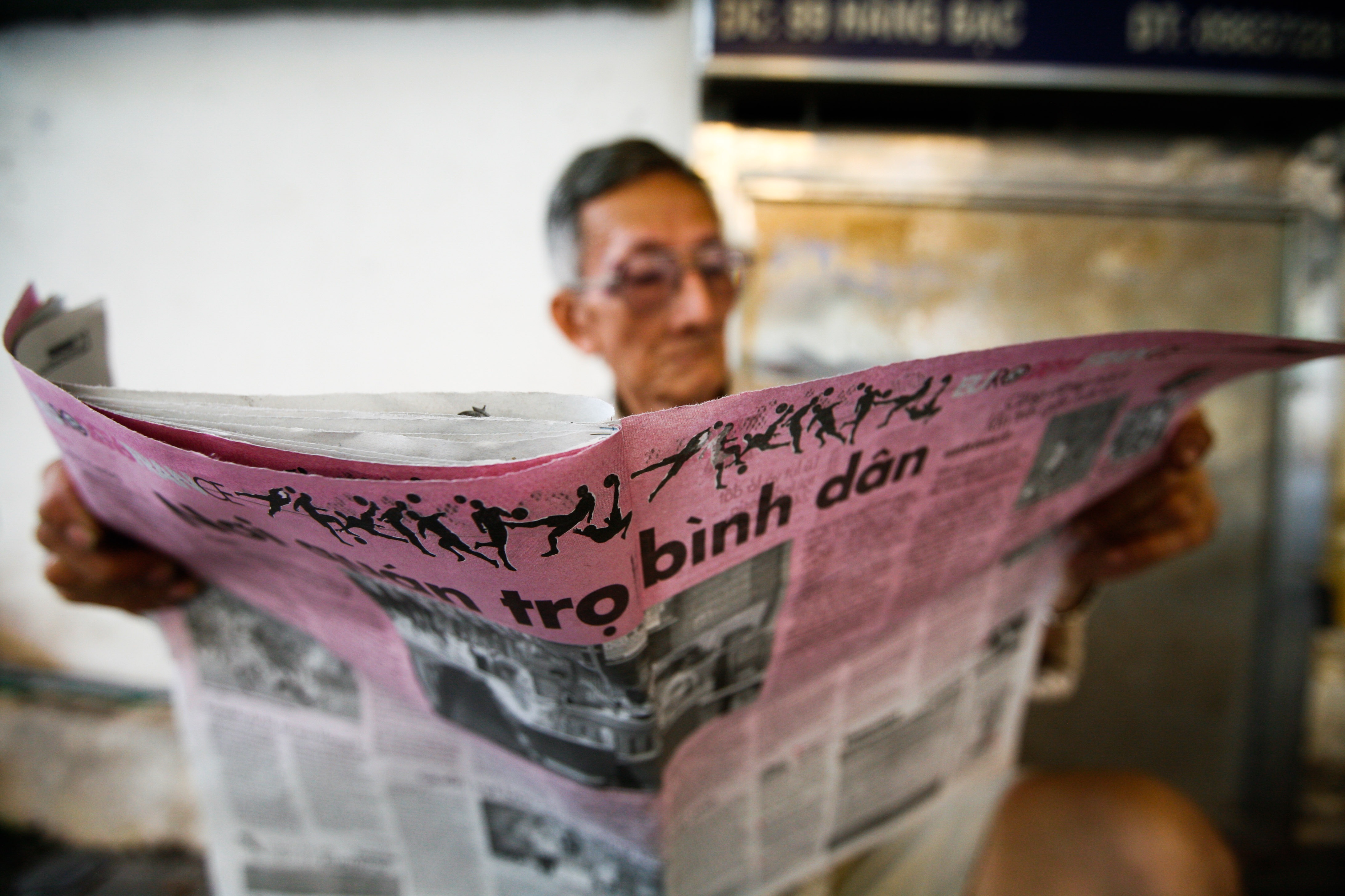 Suc song cua bao in trong long doc gia Ha Noi hinh anh
