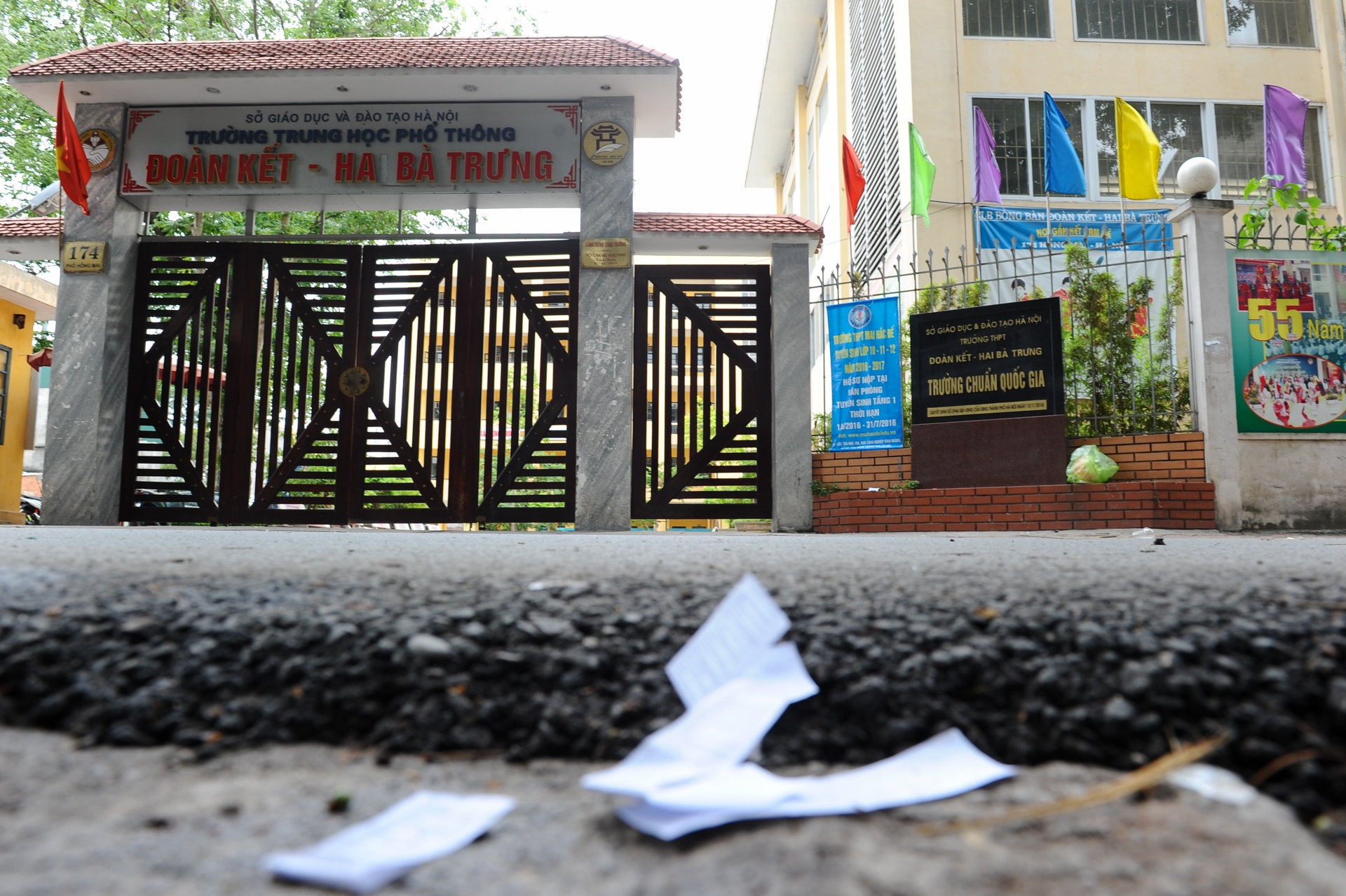 Phao thi truoc cong truong anh 1