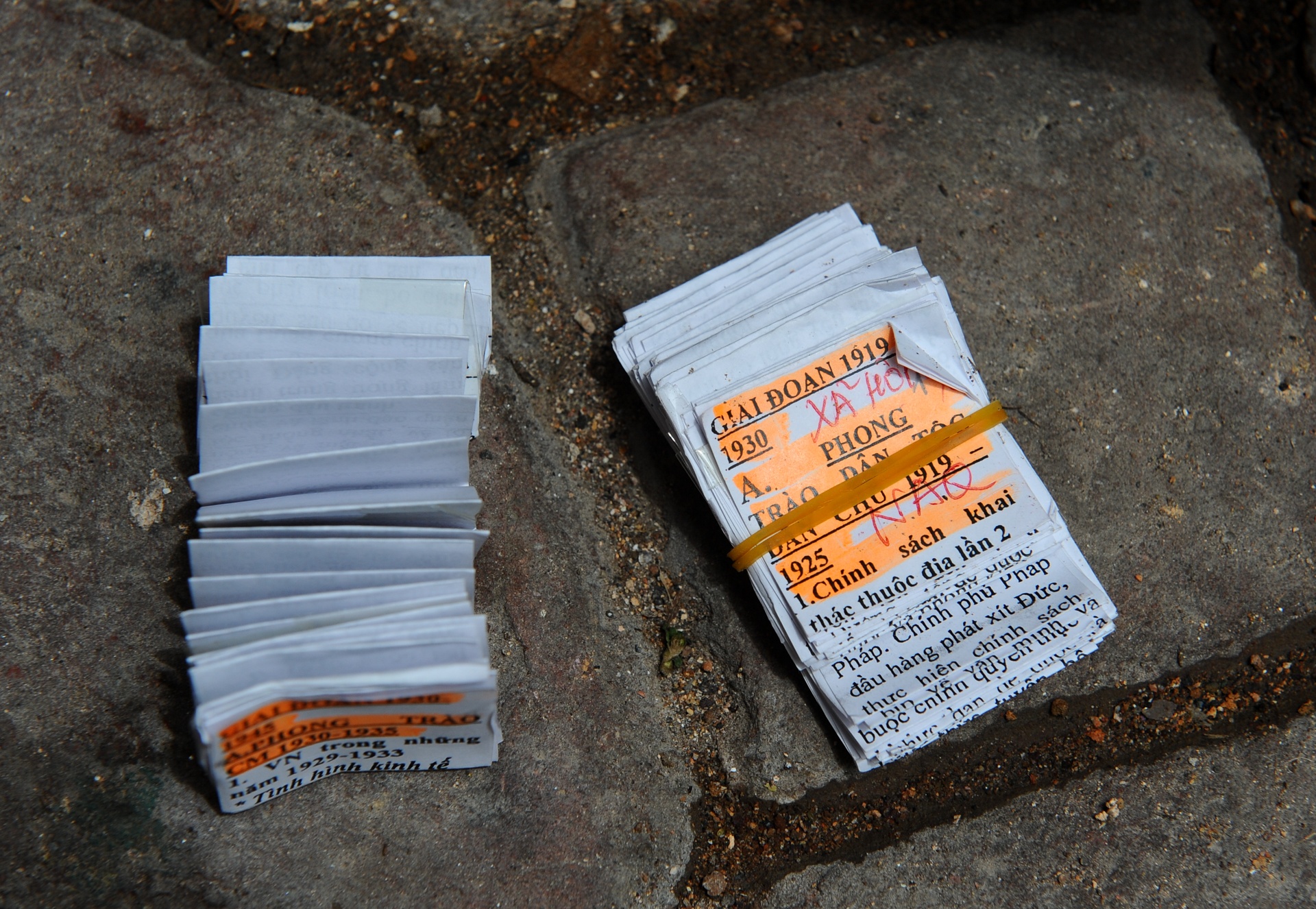 Phao thi truoc cong truong anh 4