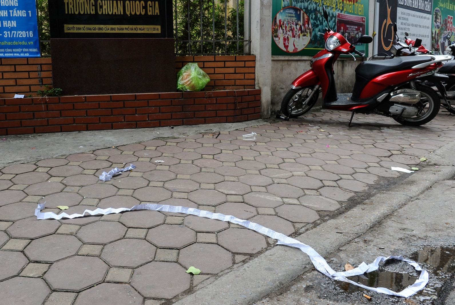 Phao thi truoc cong truong anh 2