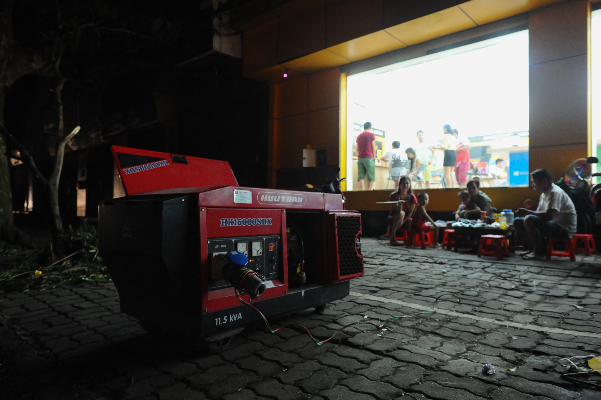 Nam Định chìm trong bóng tối ảnh 12 Nam Dinh chim trong bong toi anh 12