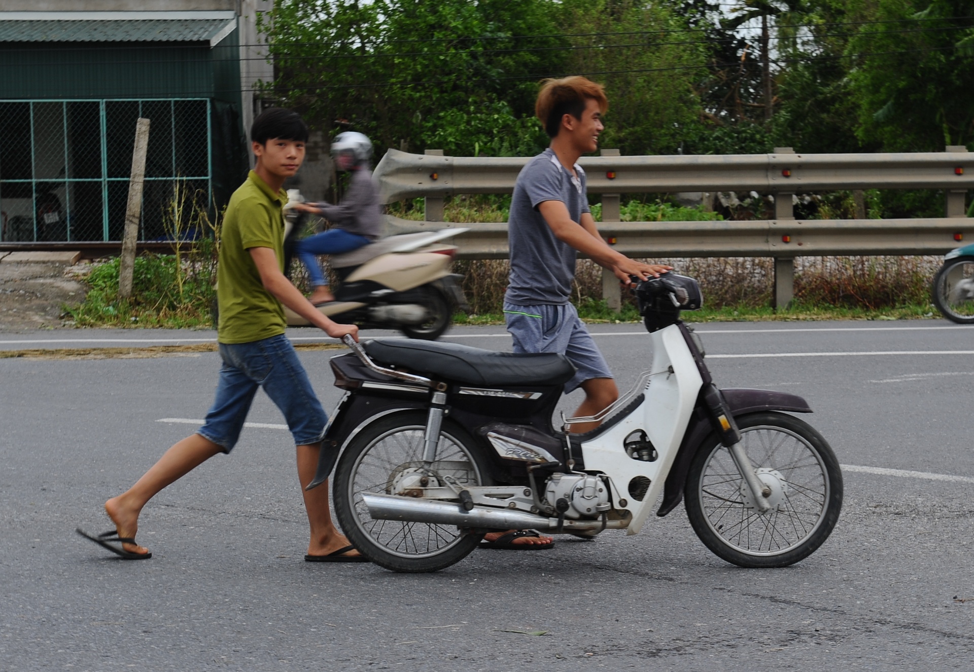 Nam Dinh tan hoang sau bao anh 9