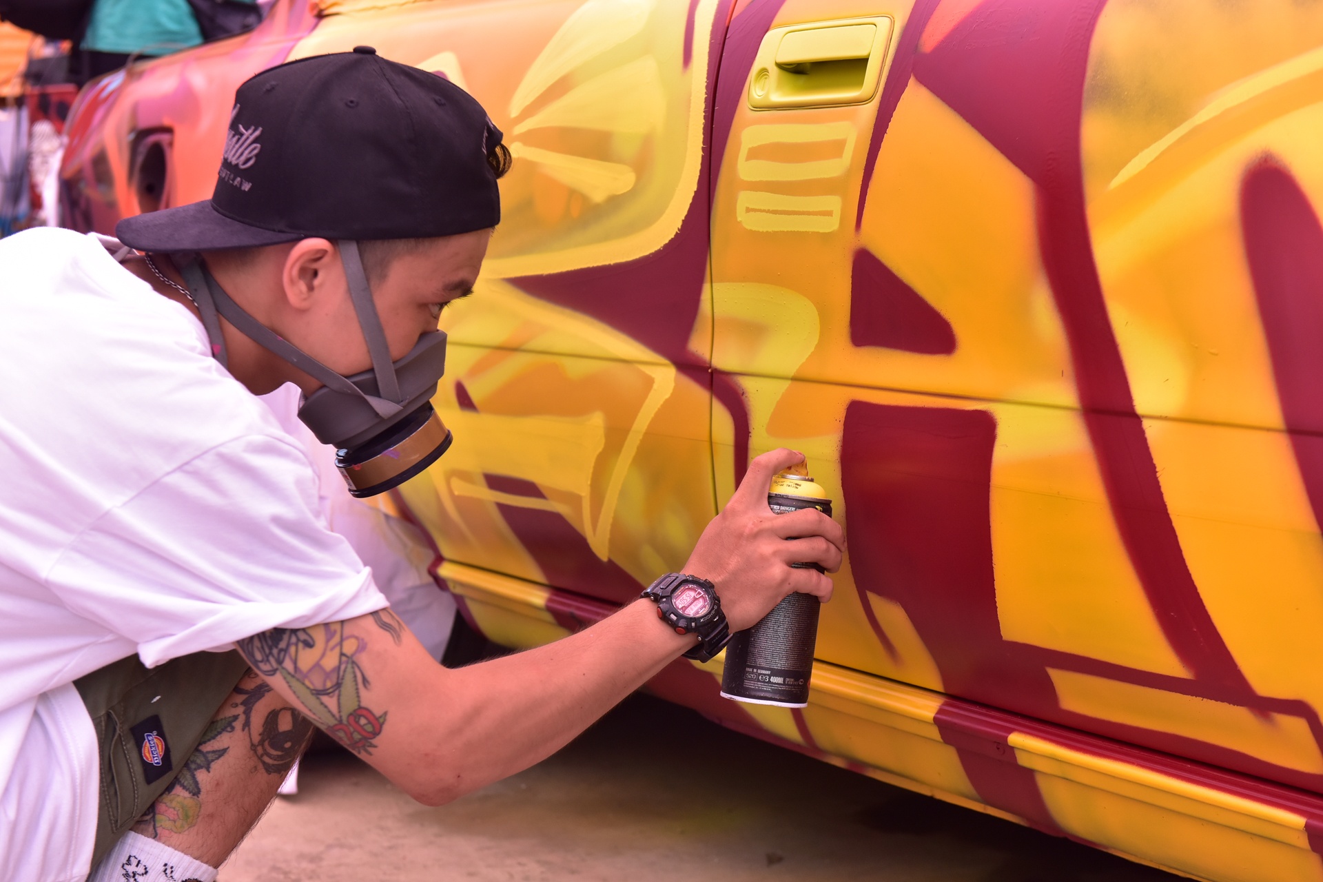 Ngay hoi ve graffiti tren oto the thao, xe vespa tai Ha Noi hinh anh