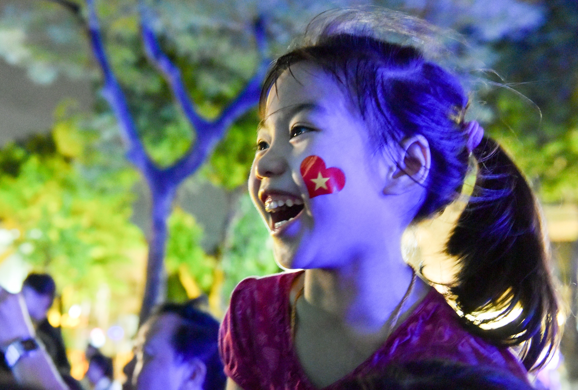 Gioi tre thuong ngoan pho di bo ho Guom hinh anh