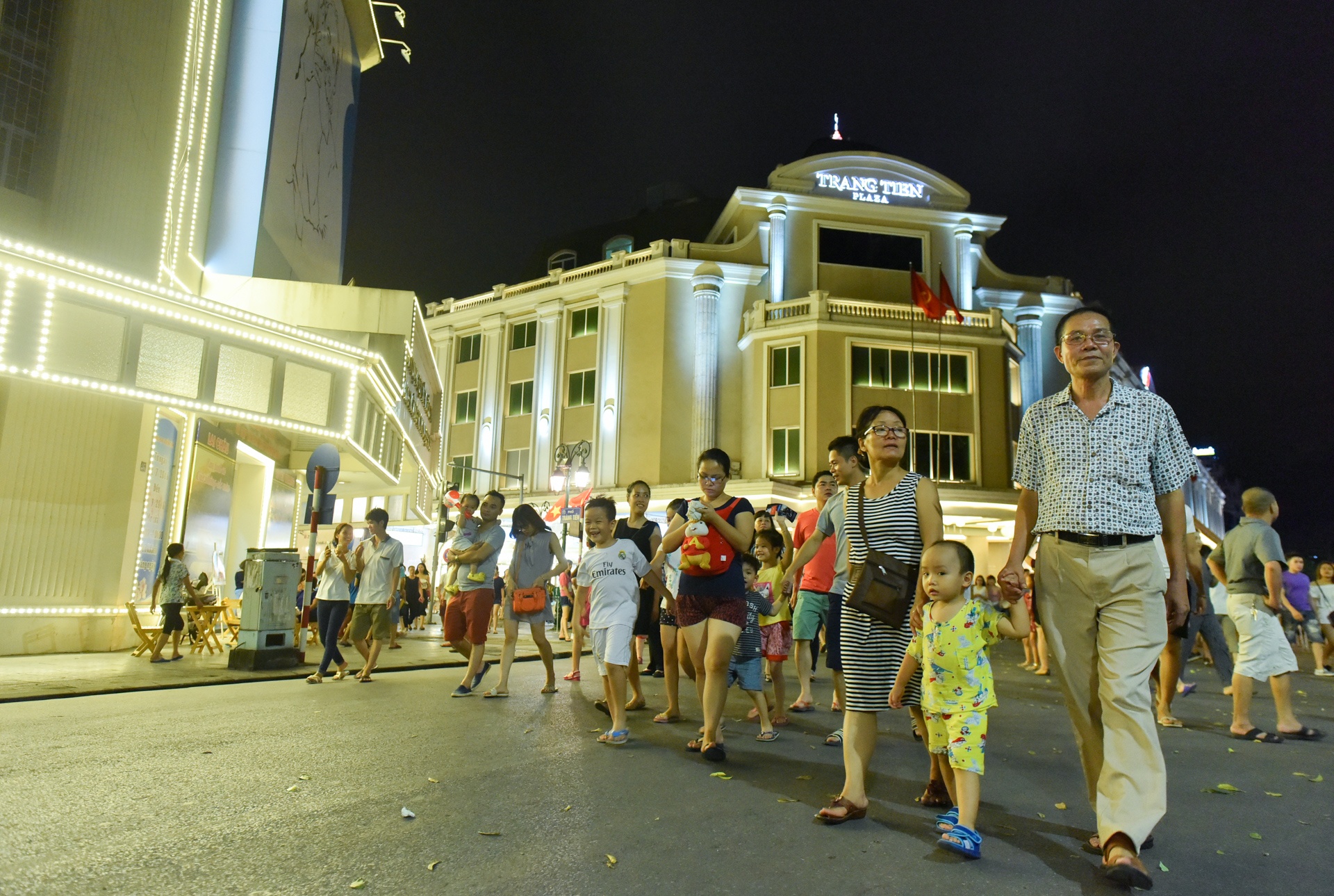 phố đi bộ bên hồ gươm ảnh 1 pho di bo ben ho guom anh 1