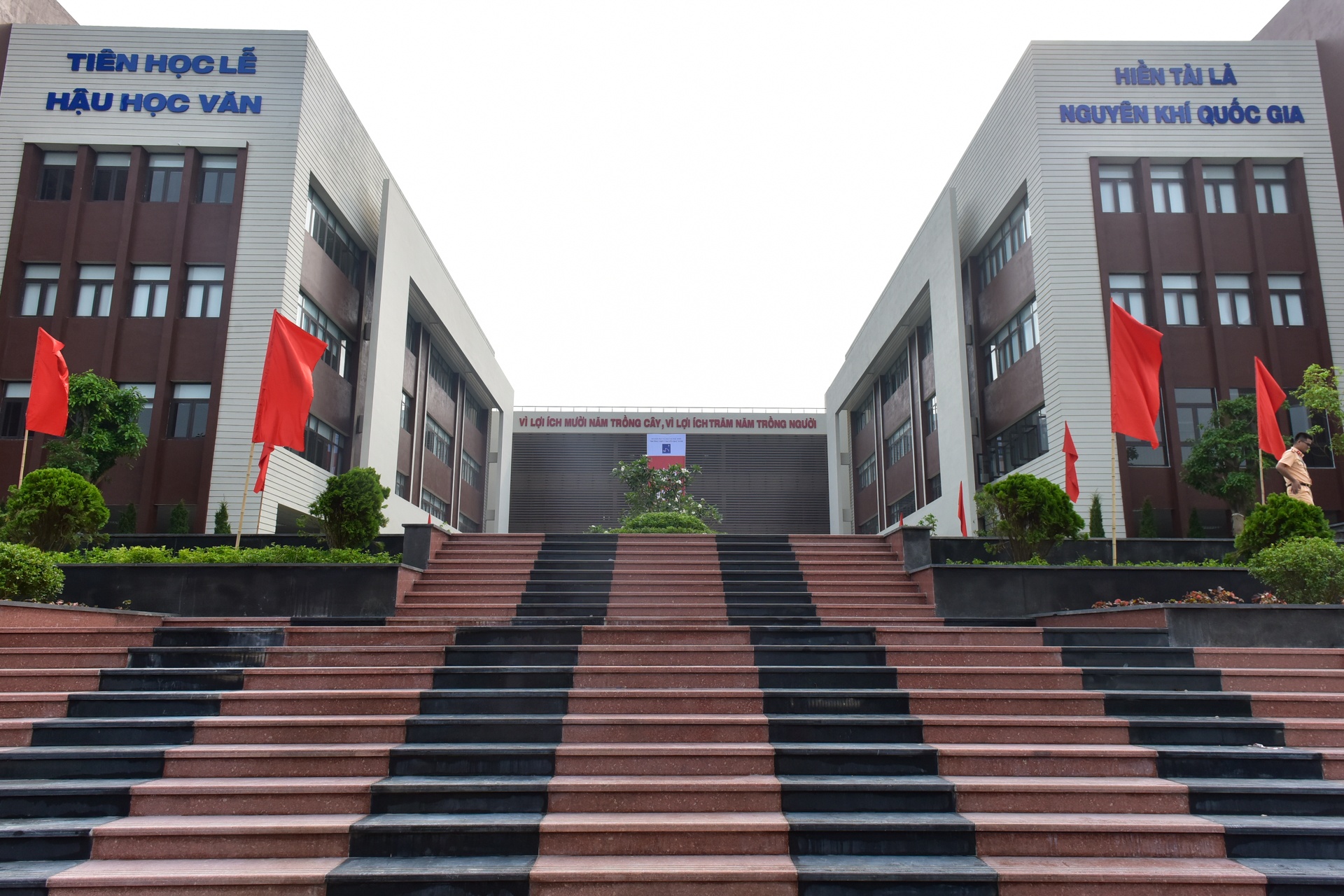 ngoi truong 600 ty anh 3