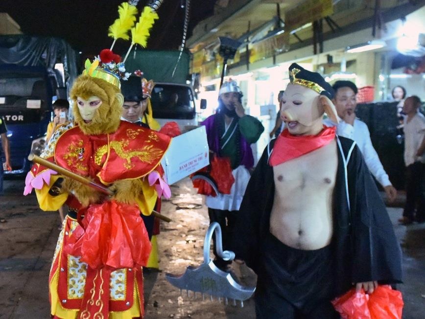 Xuat hien 'thay tro Duong Tang' tren pho Ha Noi hinh anh