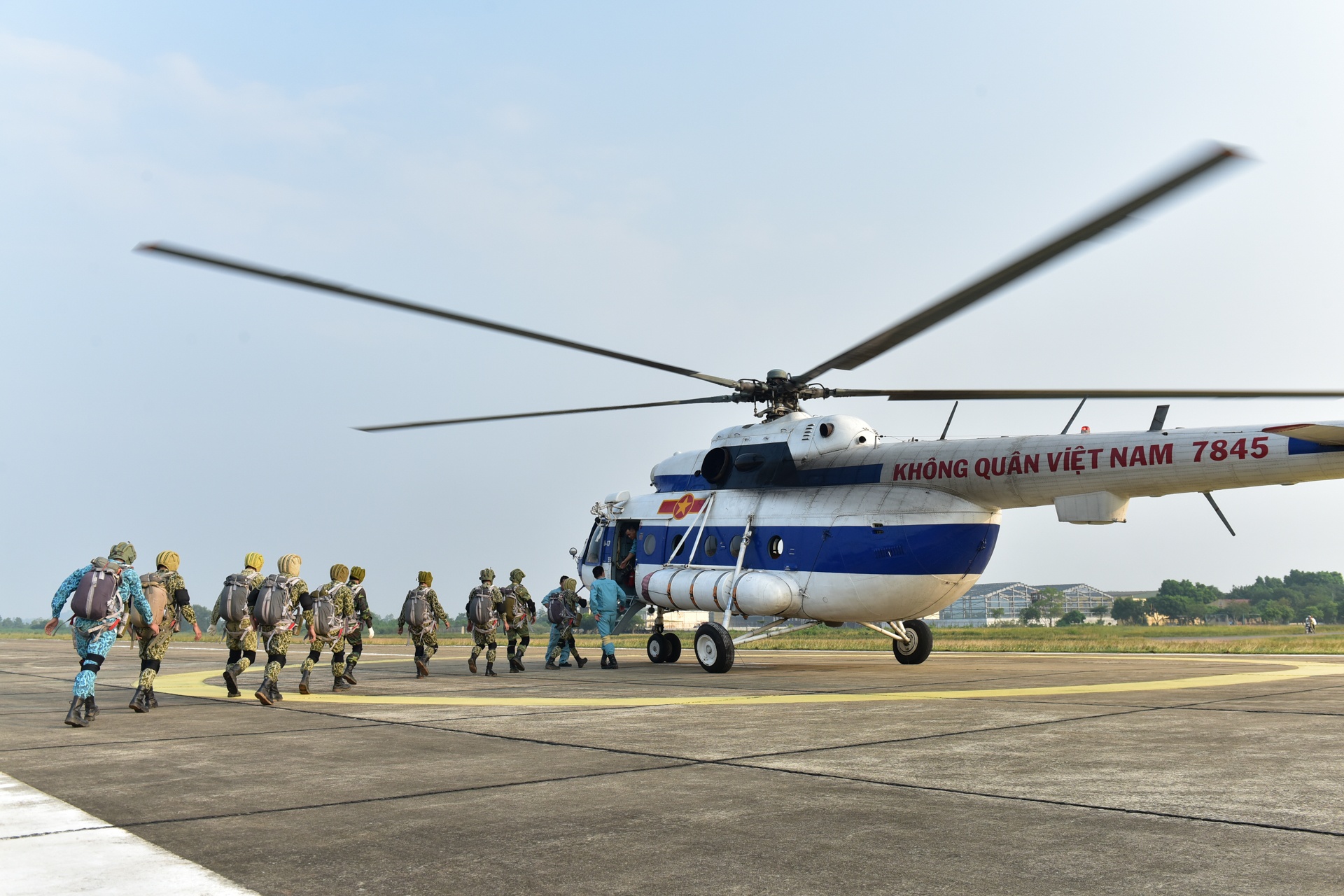 cau hon lang man truoc khi nhay du anh 12