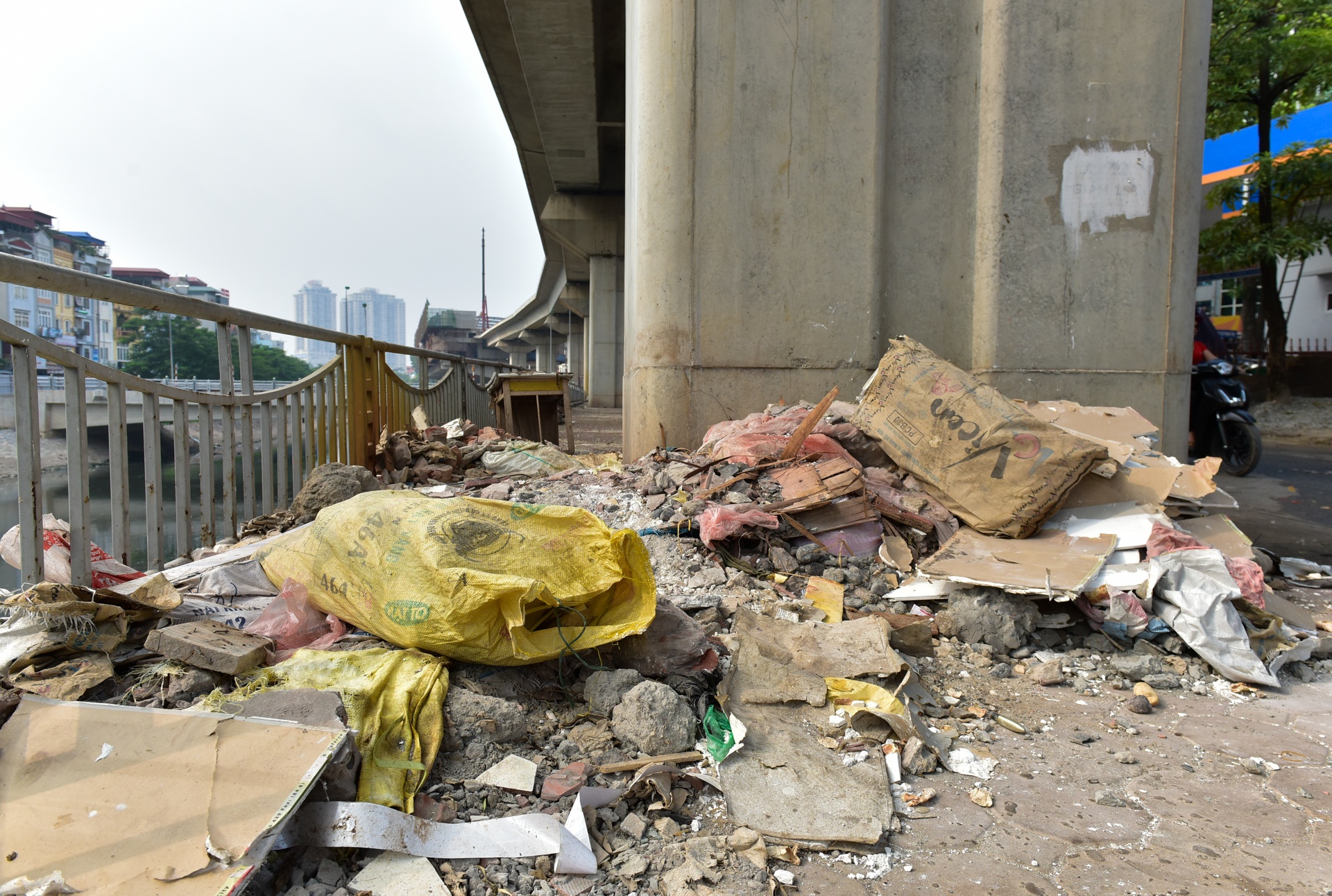 rao vat nham nho o tru duong sat tren cao anh 10