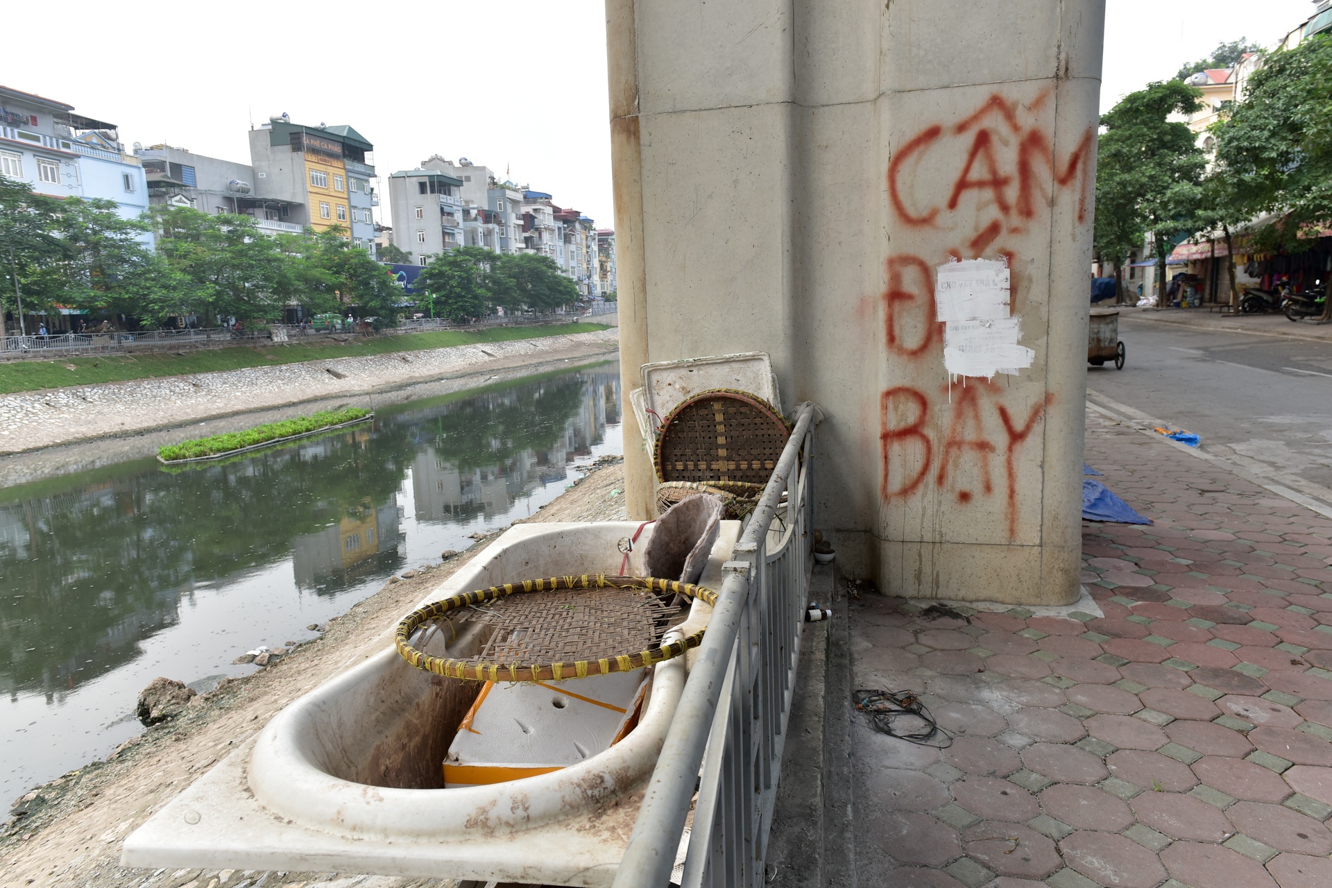 rao vat nham nho o tru duong sat tren cao anh 12