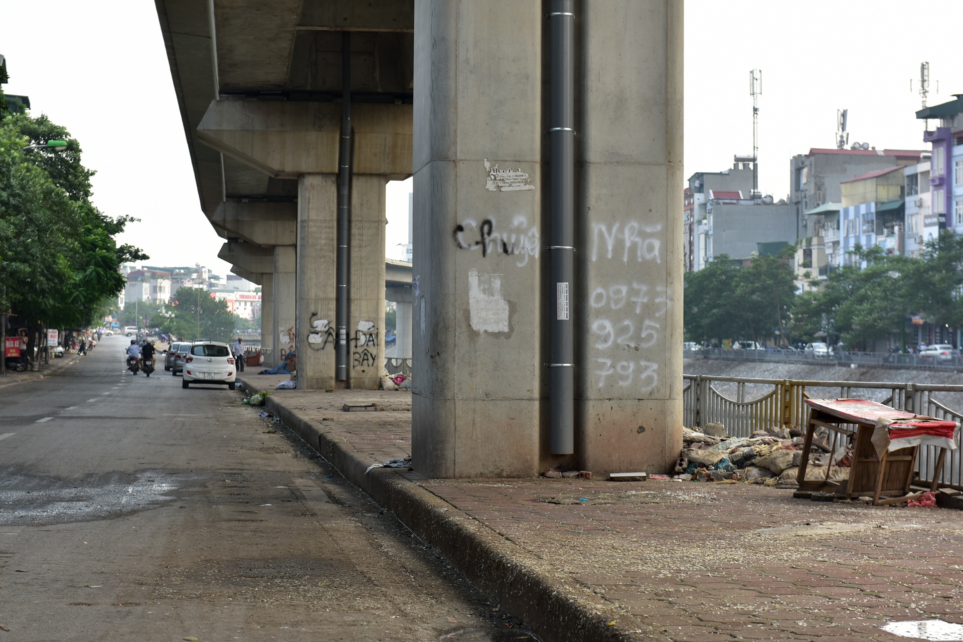 rao vat nham nho o tru duong sat tren cao anh 1