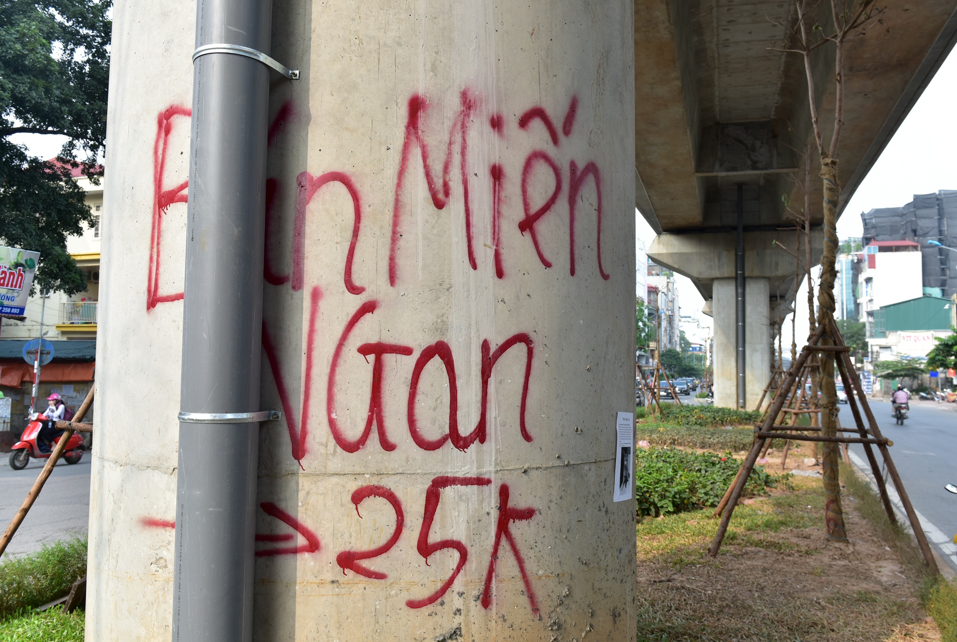 Phun son, dan rao vat nham nho doc tru duong sat tren cao hinh anh