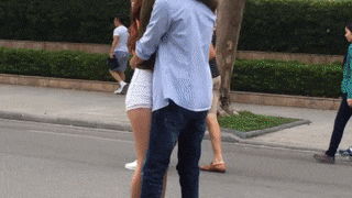 Nhung tinh huong choi xe dien can bang mat an toan cua gioi tre hinh anh