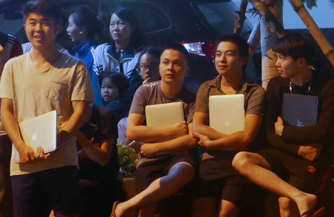 Om Macbook thao chay trong vu chay chung cu nua dem hinh anh