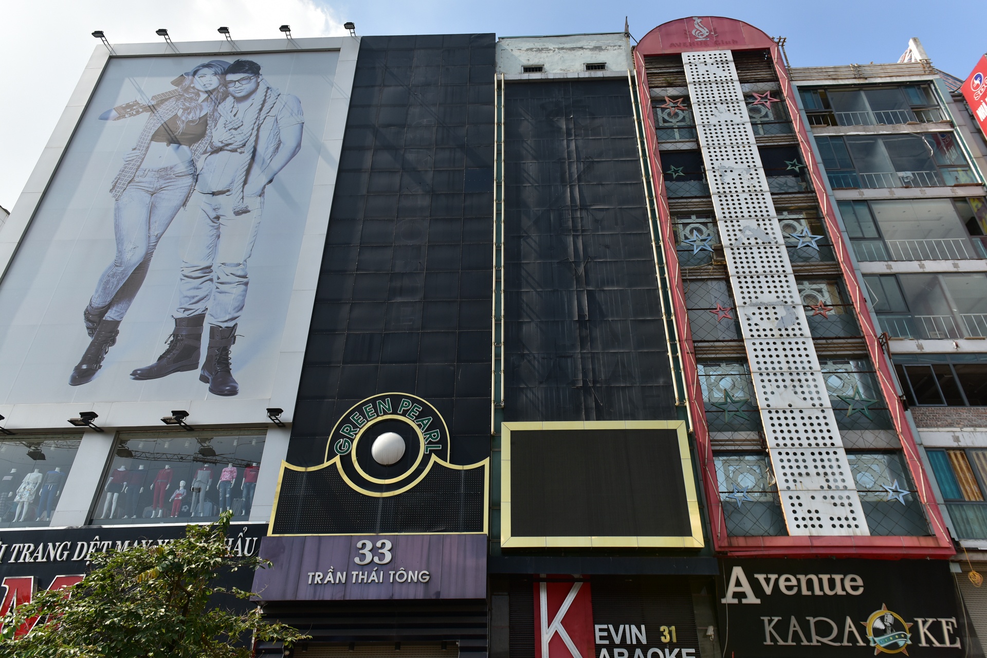 quan karaoke dung bien quang cao co lon anh 2