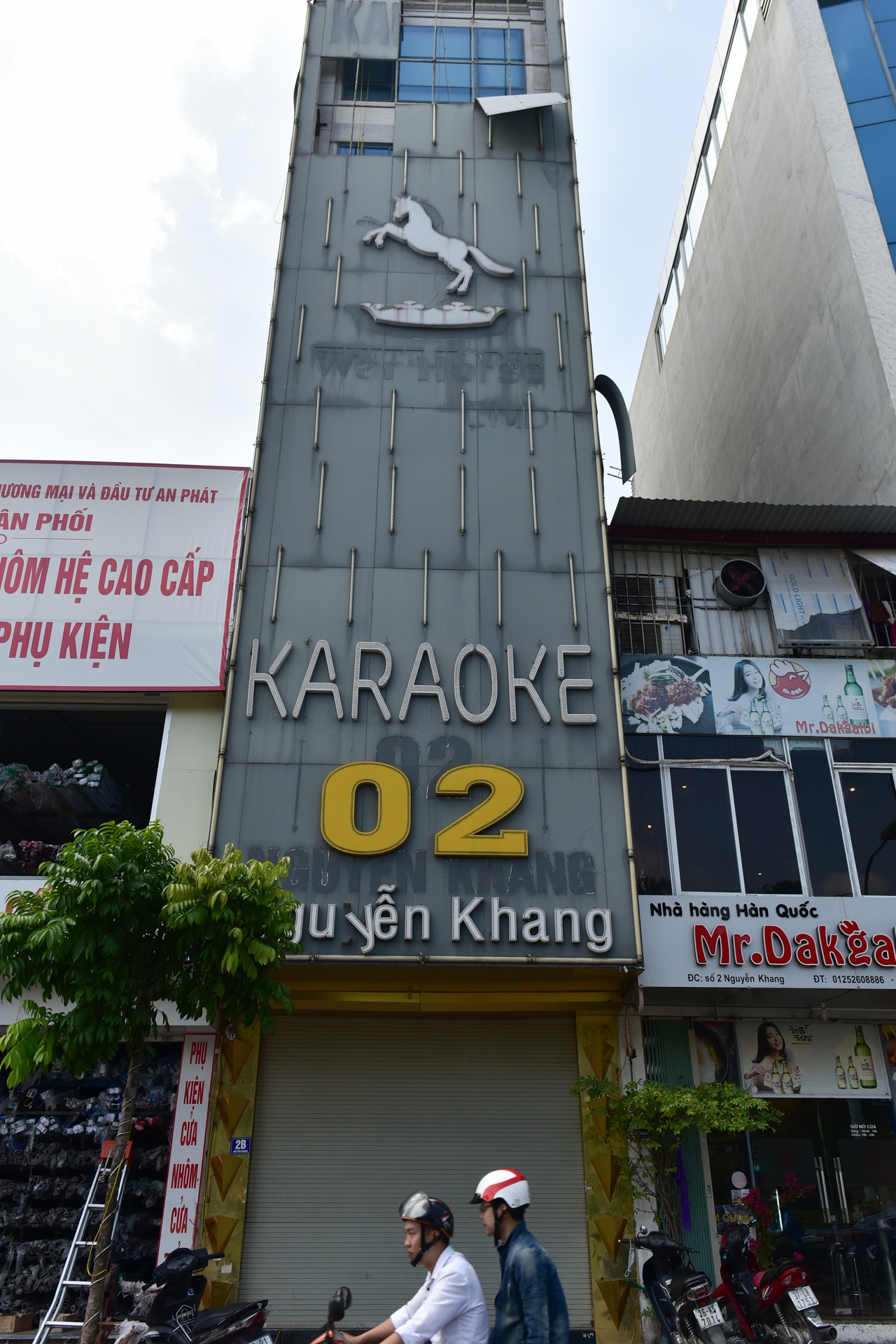 quan karaoke dung bien quang cao co lon anh 3