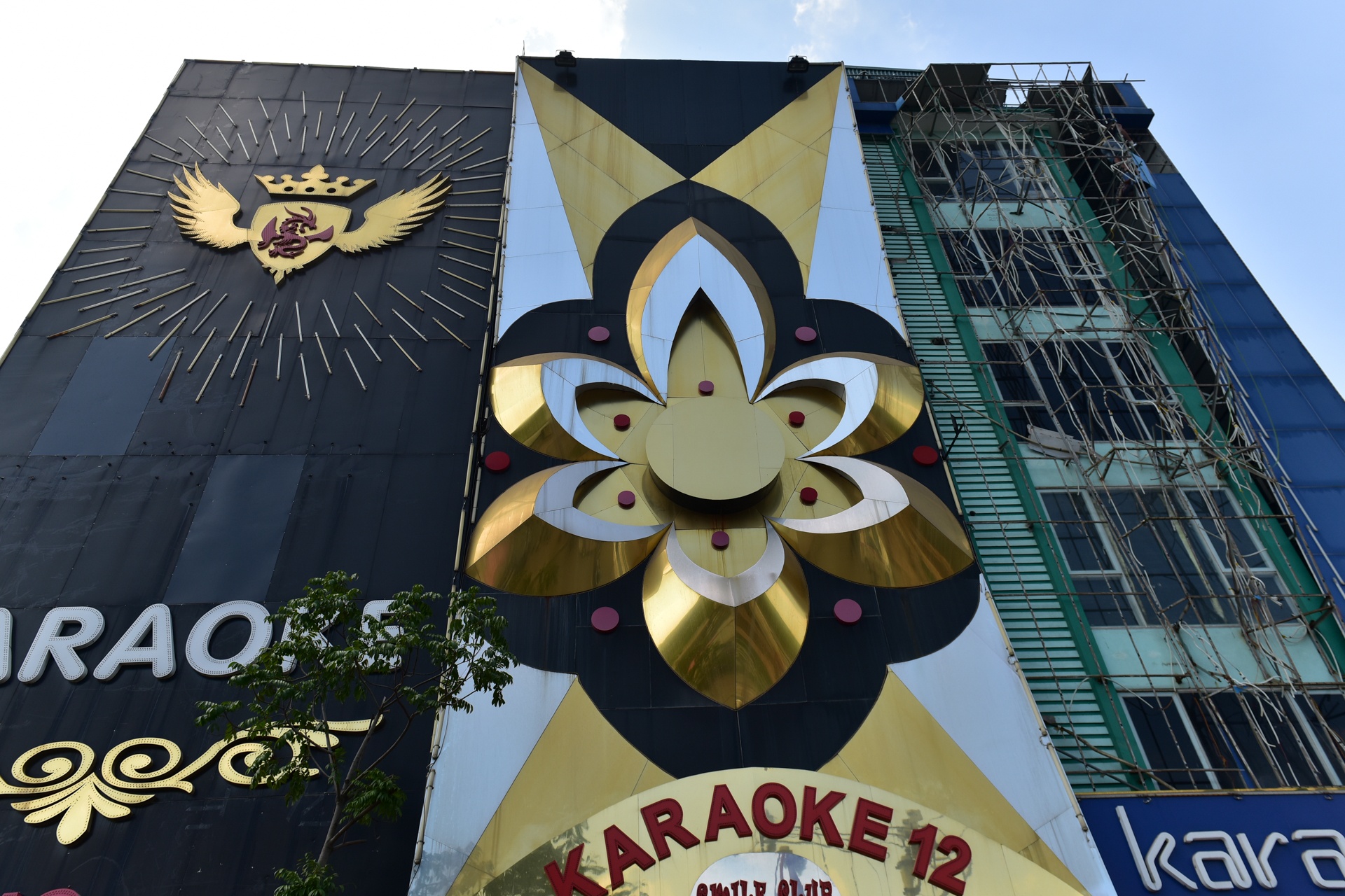 Quan karaoke treo bien quang cao che kin mat tien hinh anh