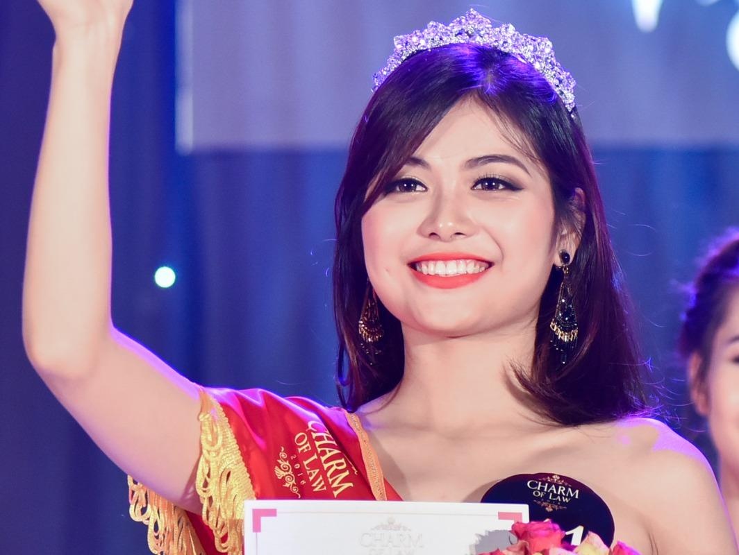 'Co dong xinh dep' tro thanh hoa khoi Dai hoc Luat Ha Noi hinh anh
