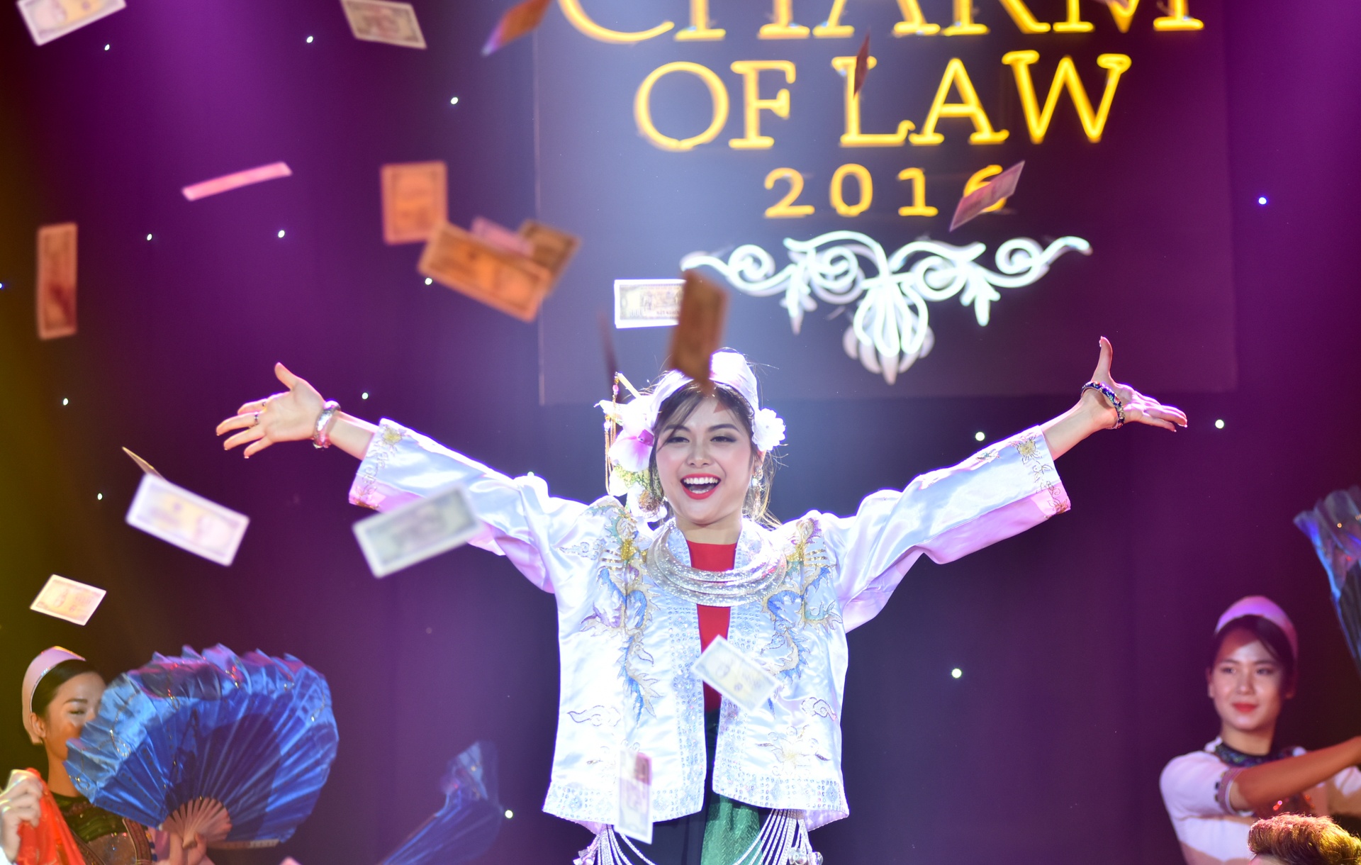 hoa khoi dai hoc Luat anh 9