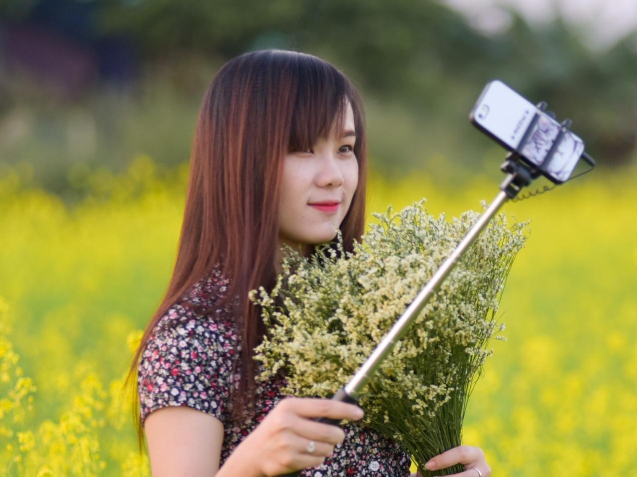 Gioi tre check-in dong hoa cai vang ben song Hong hinh anh