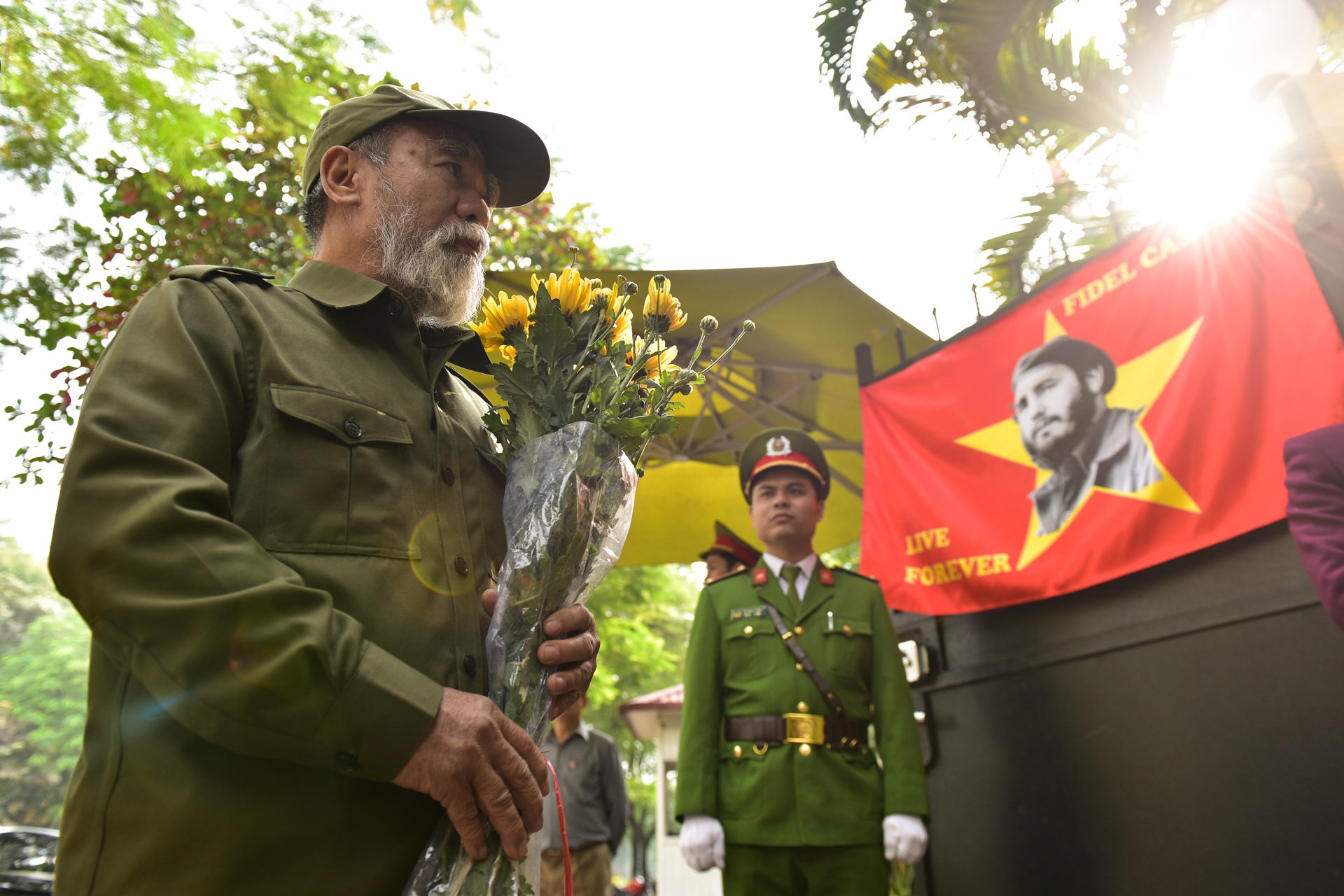 Ha Noi treo co ru ngay quoc tang tuong nho Fidel Castro hinh anh
