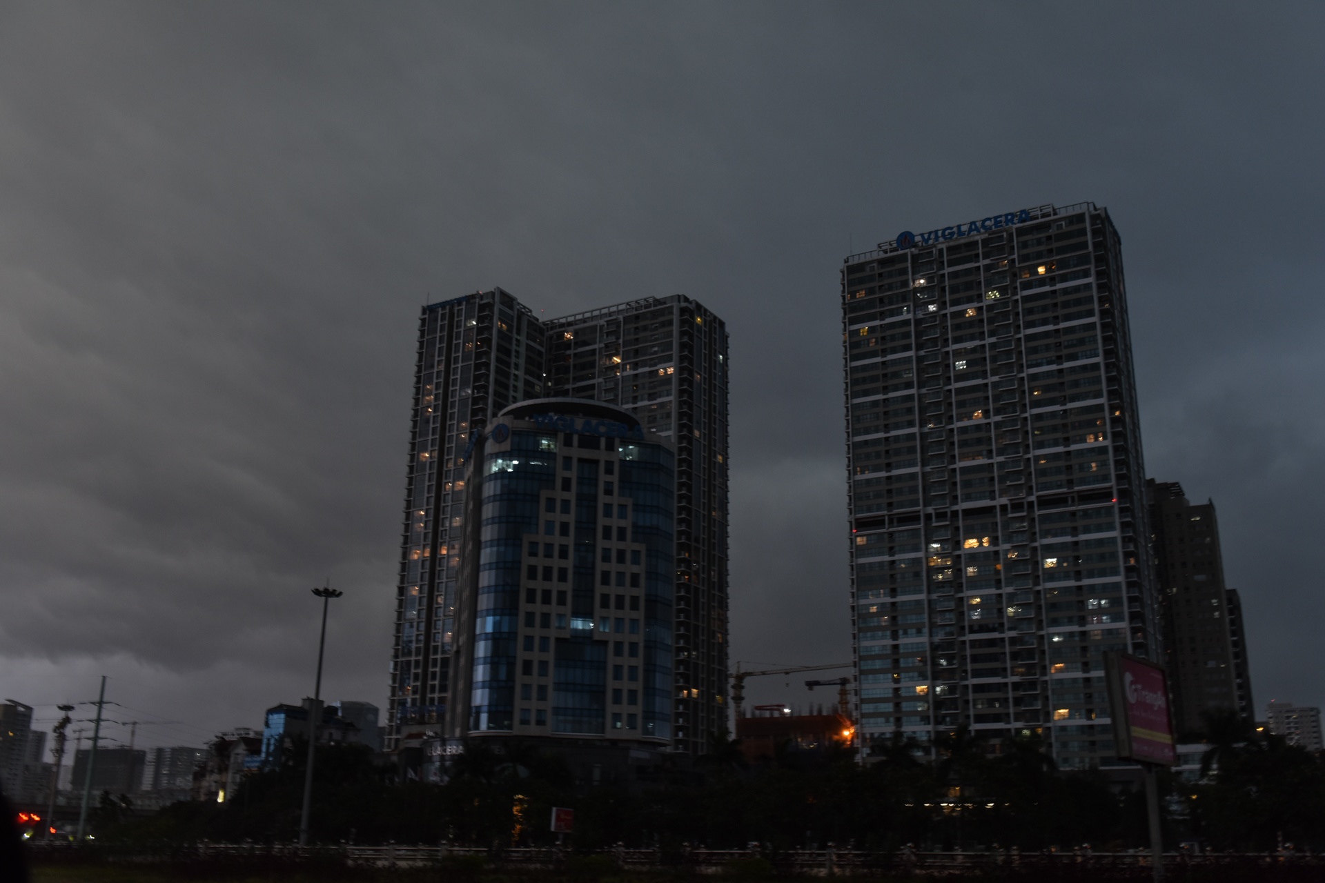 7h sang, troi Ha Noi van toi den nhu muc hinh anh