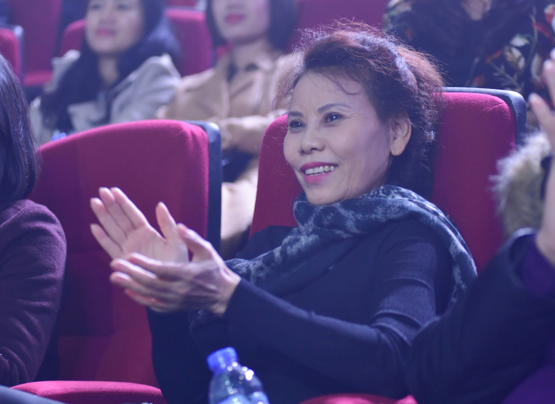 Ho Ngoc Ha tung khoc lien tuc 16 tieng anh 10