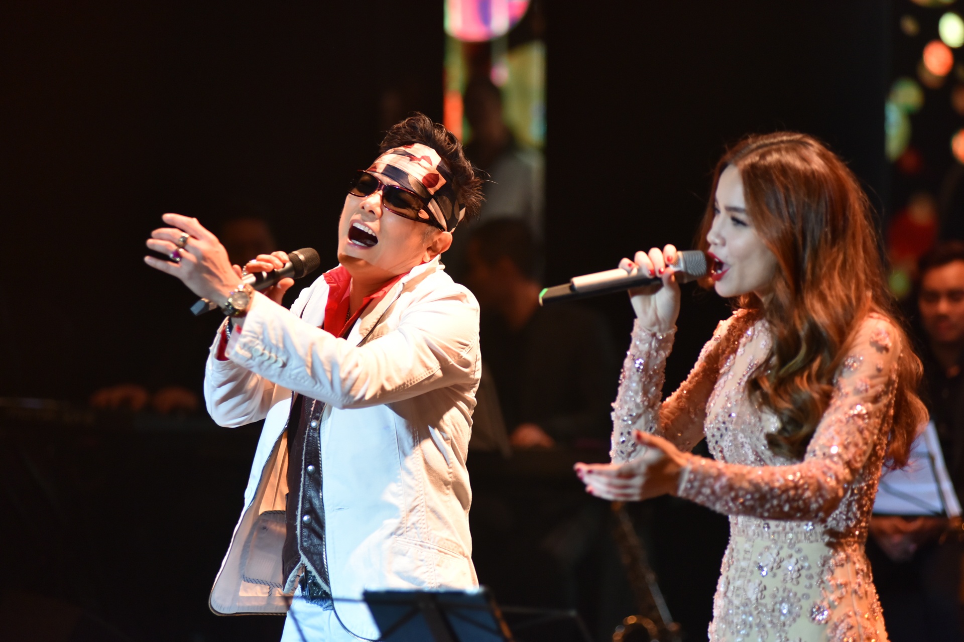 Ho Ngoc Ha tung khoc lien tuc 16 tieng anh 7