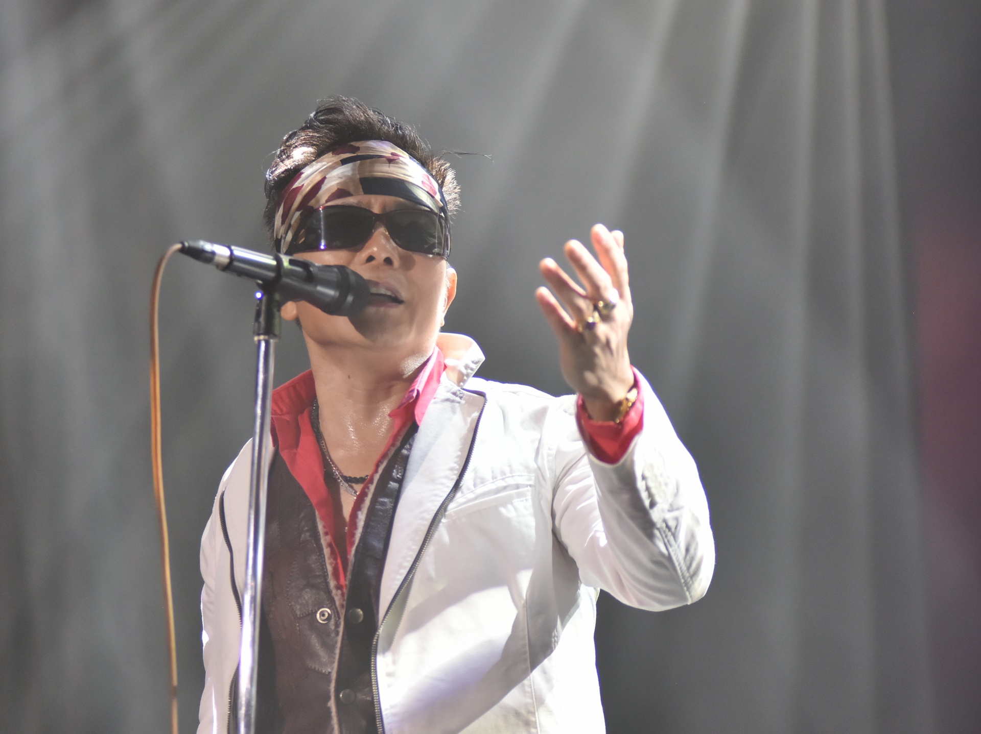 Ho Ngoc Ha tung khoc lien tuc 16 tieng anh 8