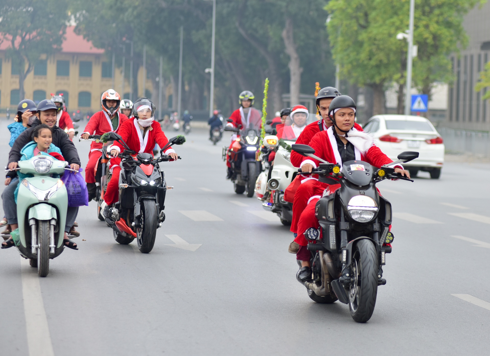 Ông già Noel cưỡi môtô tiền tỷ  ảnh 1 Ong gia Noel cuoi moto tien ty anh 1