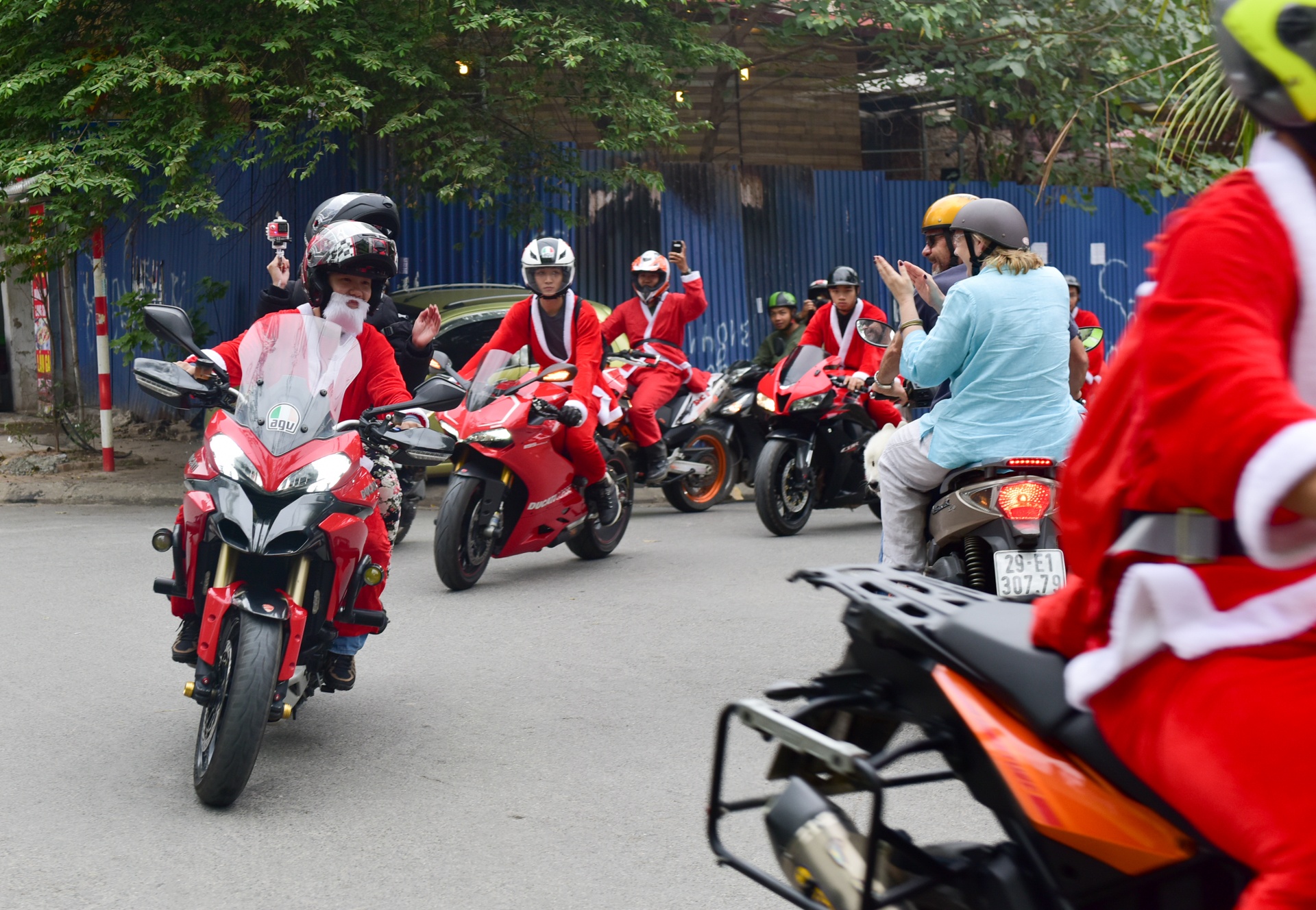 Ông già Noel cưỡi môtô tiền tỷ  ảnh 2 Ong gia Noel cuoi moto tien ty anh 2