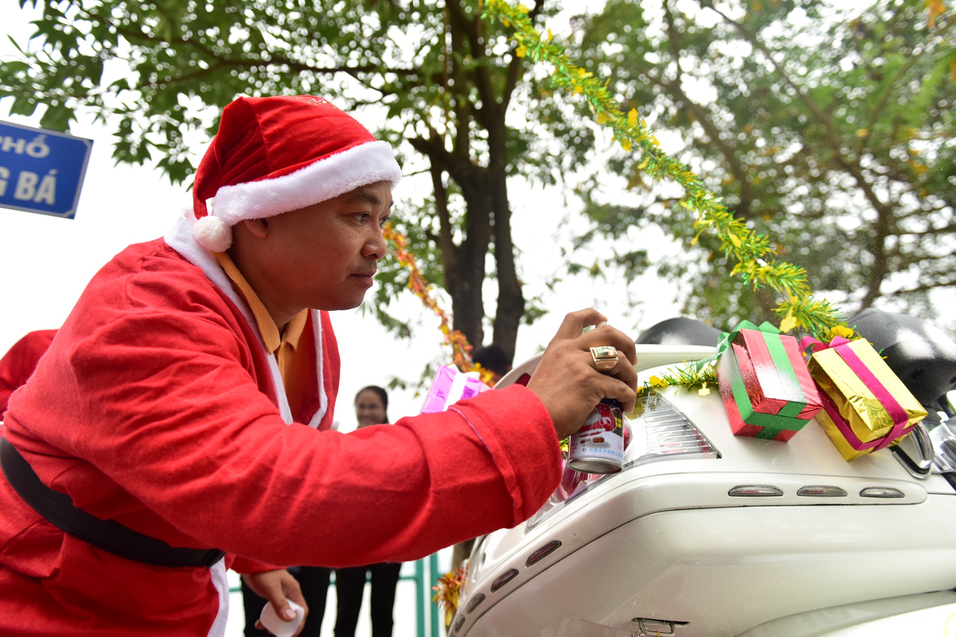 Ông già Noel cưỡi môtô tiền tỷ  ảnh 4 Ong gia Noel cuoi moto tien ty anh 4
