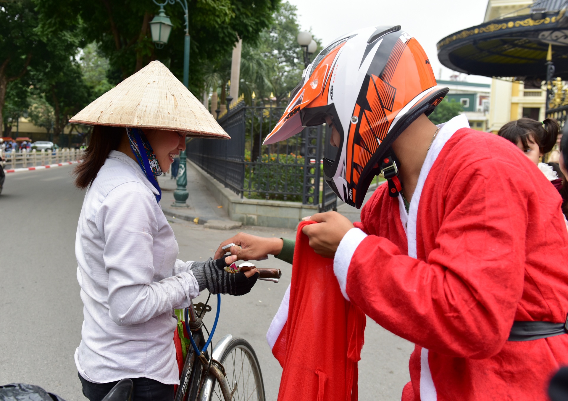 Ông già Noel cưỡi môtô tiền tỷ  ảnh 6 Ong gia Noel cuoi moto tien ty anh 6
